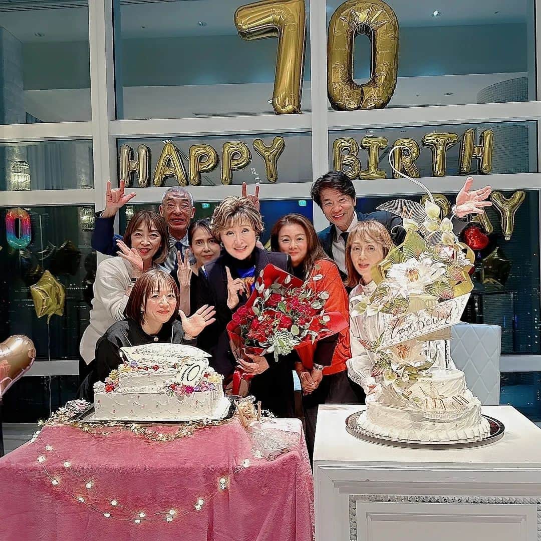 小林幸子さんのインスタグラム写真 - (小林幸子Instagram)「一昨日、事務所のスタッフが古希の誕生日パーティーを開いてくれました🎂  場所は大好きなお店✨ 汐留のエアーズ❤  エアーズの皆さんが、お部屋をスペシャルな飾付けをしてくださって、スペシャルな演出、お料理もケーキもスペシャル🍾🥂🍷😆  エアーズの佐竹さん、スタッフの皆さん、そして、うちのスタッフ、本当にありがとう💕  最高なパーティーでした‼️‼️‼️  #sachikokobayashi  #小林幸子  #古希祝い  #バースデーパーティー  #エアーズ  #スペシャル  #奇跡の70歳  #みんなありがとう」12月7日 14時33分 - kobayashi_sachiko_5884