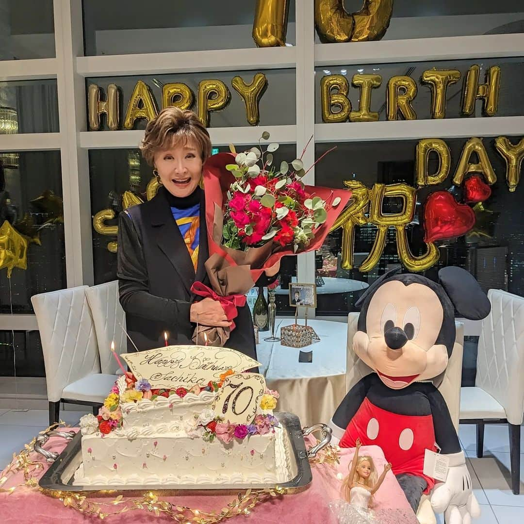 小林幸子さんのインスタグラム写真 - (小林幸子Instagram)「一昨日、事務所のスタッフが古希の誕生日パーティーを開いてくれました🎂  場所は大好きなお店✨ 汐留のエアーズ❤  エアーズの皆さんが、お部屋をスペシャルな飾付けをしてくださって、スペシャルな演出、お料理もケーキもスペシャル🍾🥂🍷😆  エアーズの佐竹さん、スタッフの皆さん、そして、うちのスタッフ、本当にありがとう💕  最高なパーティーでした‼️‼️‼️  #sachikokobayashi  #小林幸子  #古希祝い  #バースデーパーティー  #エアーズ  #スペシャル  #奇跡の70歳  #みんなありがとう」12月7日 14時33分 - kobayashi_sachiko_5884