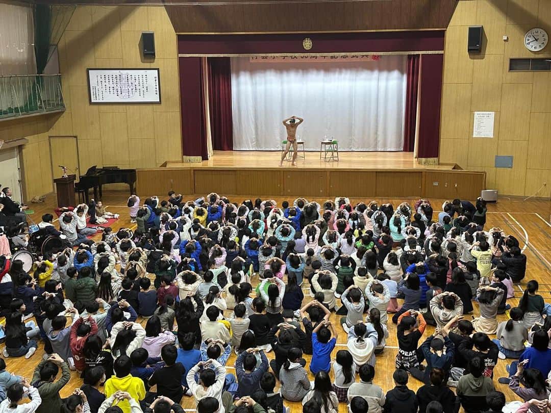小島よしおのインスタグラム：「村雲小学校㊗️90周年記念式典 〜友達や家族と過ごすために〜 をテーマに ライブ＆トーク ネタで始まり 1年生から6年生の質問に答えて 最後はぶっとびました。　  1人でも多くのピーヤたちに 優しくポジティブに自分らしくが 伝わればおっぱっぴーです。　  キンドニーチの相方　長江さんにキッチリ仕切ってもらいました。 キンドニーチ見てるか聞くの忘れてたー😱」