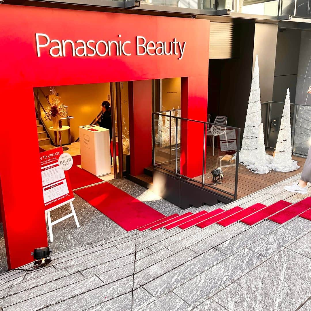 MAQUIA ONLINEさんのインスタグラム写真 - (MAQUIA ONLINEInstagram)「表参道に7月にオープンしたPanasonic Beauty OMOTESANDO がホリデー仕様に⭐️🎄 こちら、パナソニックの美容家電やベスコス受賞コスメを一通り試せたり、スキンチェックやヘアチェックで今の自分に足りないケアも知ることができる、美容好きにはたまらないビューティスポット！ クリスマスギフトを探している方はぜひ一度行ってみてください😊❤️ 予約不要、すべて無料で利用できます！ ・ 美容家電って購入前に実際に試してみたいけど、お店でじっくり試すにはなかなかハードル高いですよね。でも、ここならパナソニックビューティの美容家電のテスターを一通りラインナップ！ 周りの目が気にならない半個室のドレッサールームが用意されているので、スチーマーや美顔器といった、スッピンじゃないと厳しいものも体験OK！ 体験コースは60分のSPECIALコースと、15分のQUICKコース。パナソニックの美容ギアのほか、人気ブランドのコスメをお試しできます。クレンジングやスキンケアも充実しているので、60分コースなら、スッピン→フルメイク＆ヘアセットまでできちゃう！ 一部の美容家電はその場で購入可能、というか、試せば試すほど、めちゃめちゃ買って帰りたくなります…！ ・ ▷8 3Fには #ナノケア のドライヤー8台分の #ナノイー を一度に浴びれるブースが。数十秒で髪の毛が驚くほどウルウルつやつやに！ ・ ▷9 幻想的なフォトブース。毎日抽選でオージュア（ミルボン）のヘアケアがあたるキャンペーンも実施中。 ・ イルミネーションも美しい表参道。美のアップデートをして、忙しい年末を華麗に乗り切りましょう〜⭐️  Panasonic Beauty OMOTESANDO 東京都渋谷区神宮前4-3-3 営業時間/ 11時〜19時 定休日/ 毎月第2または第3月曜日、年末年始 __________________________________________  #ホリデー2023  #クリスマス2023 #表参道 #panasonicbeauty #panasonic #パナソニックビューティ #美顔器 #ドライヤー #ヘアケア #スキンケア #フェイスケア #美肌ケア #クリスマスギフト #ギフト #美容家電 #美容ギア #パナソニックビューティでアップデート #パナソニックビューティ表参道  #MAQUIA　#マキア WEB編S  🌸マキアオンラインで春新色を最速公開中！ プロフィールのリンクからチェックしてね🌸」12月7日 14時43分 - maquia.magazine