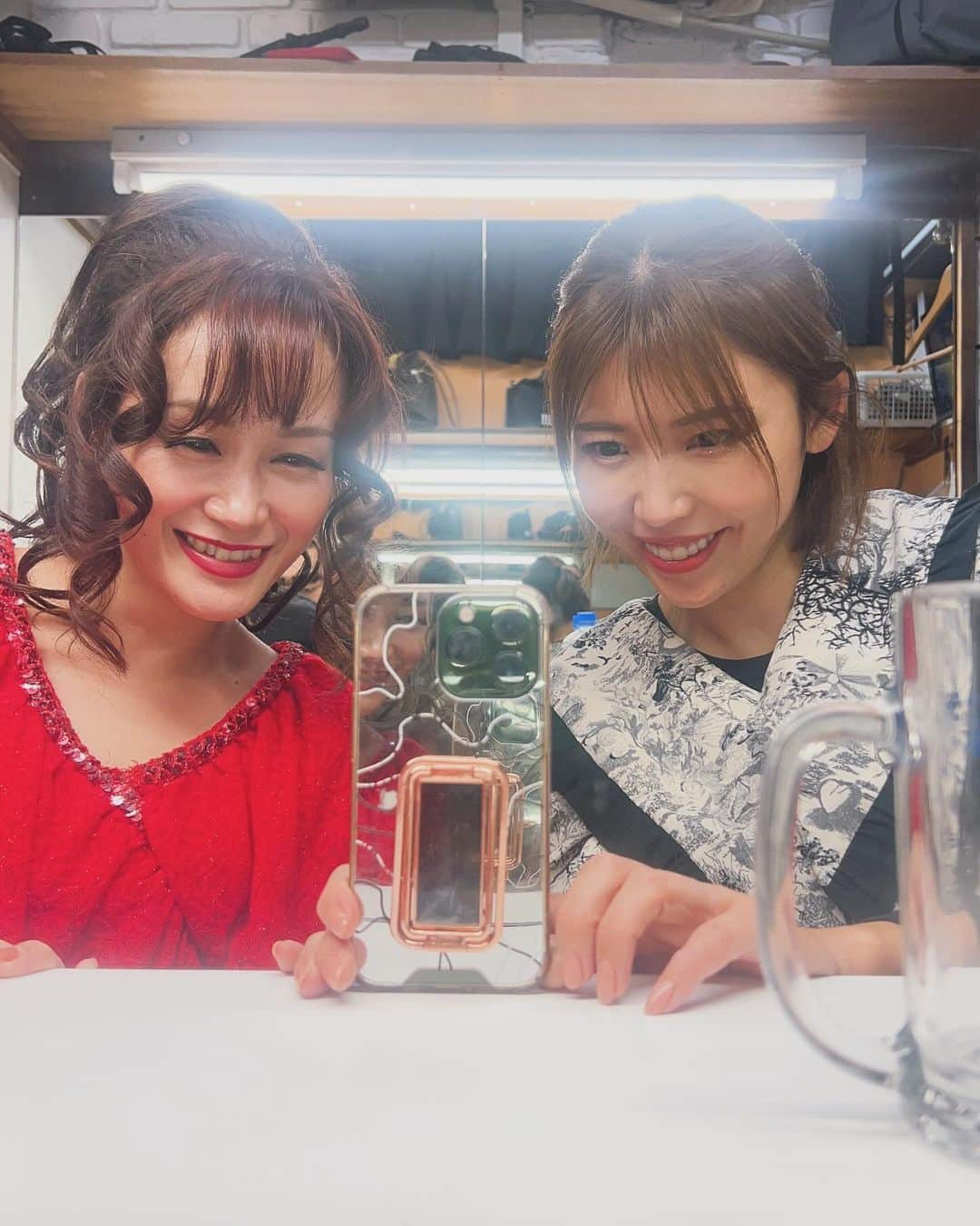 中村愛さんのインスタグラム写真 - (中村愛Instagram)「🎤♡ ・ ・ ・ 昨日は #キサラ 来てくれた方 ありがとございました🫶 #ものまね #モノマネ  写真はいつも撮り忘れてしまうので 楽屋でみなちゃんと😏😏  今年最後の @monomane_kisara キサラ 中村愛の出演は13日になりますっ❣️  よろしくお願いします🙇」12月7日 14時43分 - nakamuramura_ai