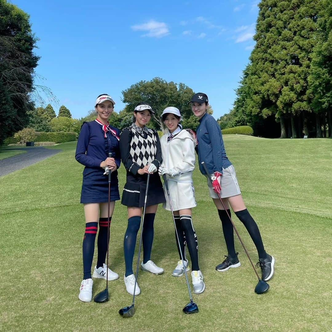 枝並千花のインスタグラム：「ヌーヴェルゴルフ倶楽部⛳️  4月に出来なかった私のお誕生日コンペを10月に😂  4組16名、素敵な皆様にいらして頂き、楽しく華やかなコンペになりました。感謝！  この日も最高のお天気！ そして最高のメンバー✨  この4人で回りたいとずっと話していたので、念願の⛳️ 楽しかったね😉  もはや次の歳がみえてくる折り返し時期でしたのに、ご参加頂いた先輩より素敵すぎるプレゼントを頂いてしまいました。 恐縮です！ 次回は同じ組でご一緒させて頂けたら嬉しいです⛳️  #golf #ゴルフ #ゴルフ女子 #お誕生日コンペ⛳️  #枝並千花 #chikaedanami」