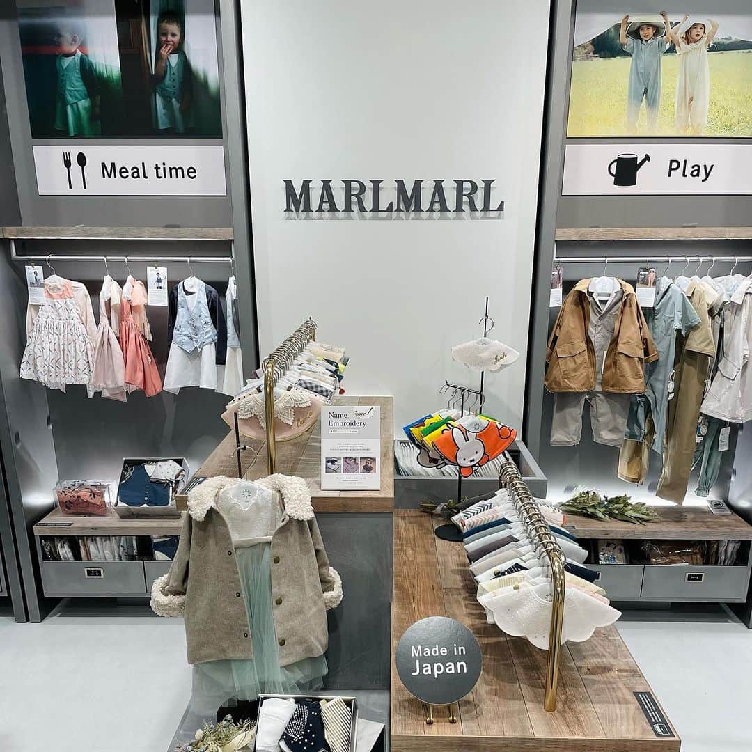 MARLMARL（マールマール）さんのインスタグラム写真 - (MARLMARL（マールマール）Instagram)「＼MARLMARL 成田空港 第2ターミナル店オープンしました／ ⁡ 世界にもワクワクを！インバウンド接客に特化した店舗が誕生🎉 ⁡ 日本の玄関口である成田国際空港に、MARLMARLとMATO by MARLMARLの店舗が２店舗同時オープン！ ⁡ — 成田空港第2ターミナル店のテーマは《LABO（ラボ）》 ラボとは、一般的に実験室や研究室を指し、新しい技術やアイディアを試す場の意味としても用いられます。 — ⁡ MARLMARLは、様々な言語のお客様が 「クイックに使用シーンを想起できる」店舗を目指し、 様々な言語のお客様でもスムーズにお買い物が楽しめる店舗デザインや接客フローを取り入れました。 ⁡ ⁡ ⁡ 子育てに役立つ機能性とデザインが融合するプロダクトで、子どものいる生活をより便利に楽しく。 ⁡ 日本発の“ワクワクする子育て”を、この店舗から世界へ発信します。 Celebrate Parenthood!! ⁡ ⋆⋆⋆⋆ 《Shop Information》 ■MARLMARL / MATO by MARLMARL 成田空港第2ターミナル店 ⁡ 千葉県成田市古込字古込1-1 成田国際空港第2旅客ターミナルビル本館4階 営業時間：8:00〜20:00 Tel：0476-34-6364」12月7日 14時51分 - marlmarl_tokyo