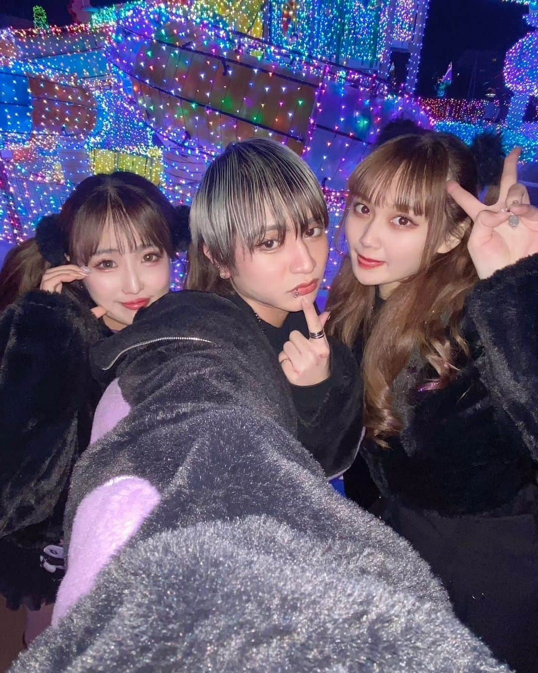 黛実希さんのインスタグラム写真 - (黛実希Instagram)「よみうりランドのイルミネーション行ってきたよ🎄🎀💕 今回は地雷系ってテーマ決めて全身地雷ファッションで揃えて行きました😈💜笑 初地雷系どうでしょうか😂？  夏もこのメンバーでナイトプール行ってきたんだけど、昨日も本当に騒がしくてずっと笑ってた😂 イルミネーションたくさん見て、ジェットコースター乗って、ご飯たくさん食べて楽しすぎたね👶🏻🩵🩷  へそ出ししてたの私しかいなかったけど肌に見える毛布タイツのおかげで暖かかった🤭💘 (35歳でへそ出して遊園地行く大人になると思わなかった🙃笑)  #よみうりランド#よみうりランドジュエルミネーション#イルミネーション#イルミネーションデート#遊園地#夜の遊園地#地雷系#地雷系女子#地雷女#地雷コーデ#ジラジョ#地雷系ファッション#地雷系女子と繋がりたい#지뢰계#지뢰계패션#jiraikei#jiraikeifashion」12月7日 14時44分 - candymiiiki