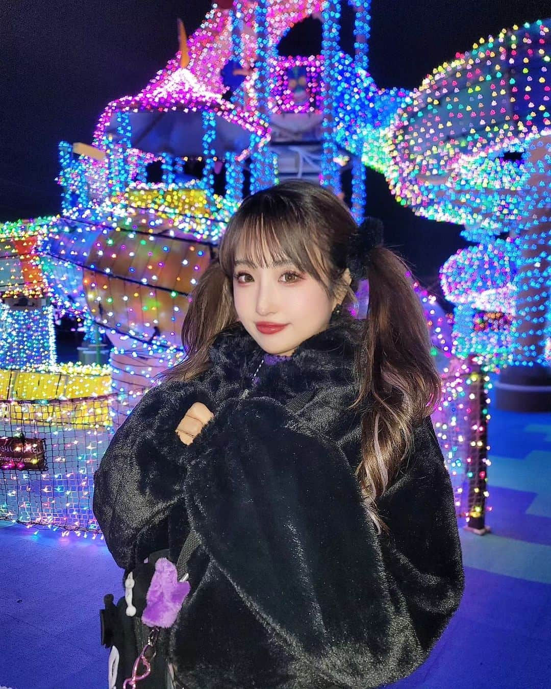 黛実希さんのインスタグラム写真 - (黛実希Instagram)「よみうりランドのイルミネーション行ってきたよ🎄🎀💕 今回は地雷系ってテーマ決めて全身地雷ファッションで揃えて行きました😈💜笑 初地雷系どうでしょうか😂？  夏もこのメンバーでナイトプール行ってきたんだけど、昨日も本当に騒がしくてずっと笑ってた😂 イルミネーションたくさん見て、ジェットコースター乗って、ご飯たくさん食べて楽しすぎたね👶🏻🩵🩷  へそ出ししてたの私しかいなかったけど肌に見える毛布タイツのおかげで暖かかった🤭💘 (35歳でへそ出して遊園地行く大人になると思わなかった🙃笑)  #よみうりランド#よみうりランドジュエルミネーション#イルミネーション#イルミネーションデート#遊園地#夜の遊園地#地雷系#地雷系女子#地雷女#地雷コーデ#ジラジョ#地雷系ファッション#地雷系女子と繋がりたい#지뢰계#지뢰계패션#jiraikei#jiraikeifashion」12月7日 14時44分 - candymiiiki