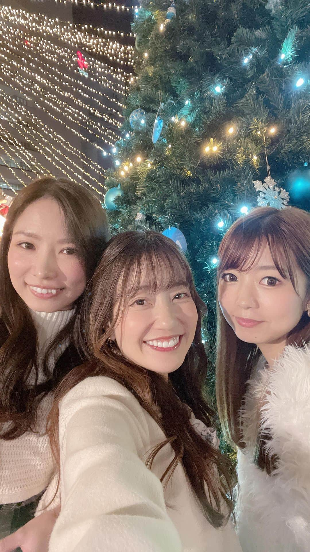 原直子のインスタグラム：「毎年恒例になったクリスマスマーケット🎄 今年はクリスマスアドベントになって会場も増えましたね〜✨ 天神のクリスマスマーケットに行って来ました🎅 フードのお店と、テーブル&イスが増えてるなーと言う印象でした！ イルミネーションの光が暖かくて煌めいていてこの時期も好きです。 結局1年中この季節好きとか言ってるミーハーです🙋‍♀️笑  #福岡クリスマスマーケット #福岡クリスマスアドベント #福岡イルミネーション #クリスマスマーケット」