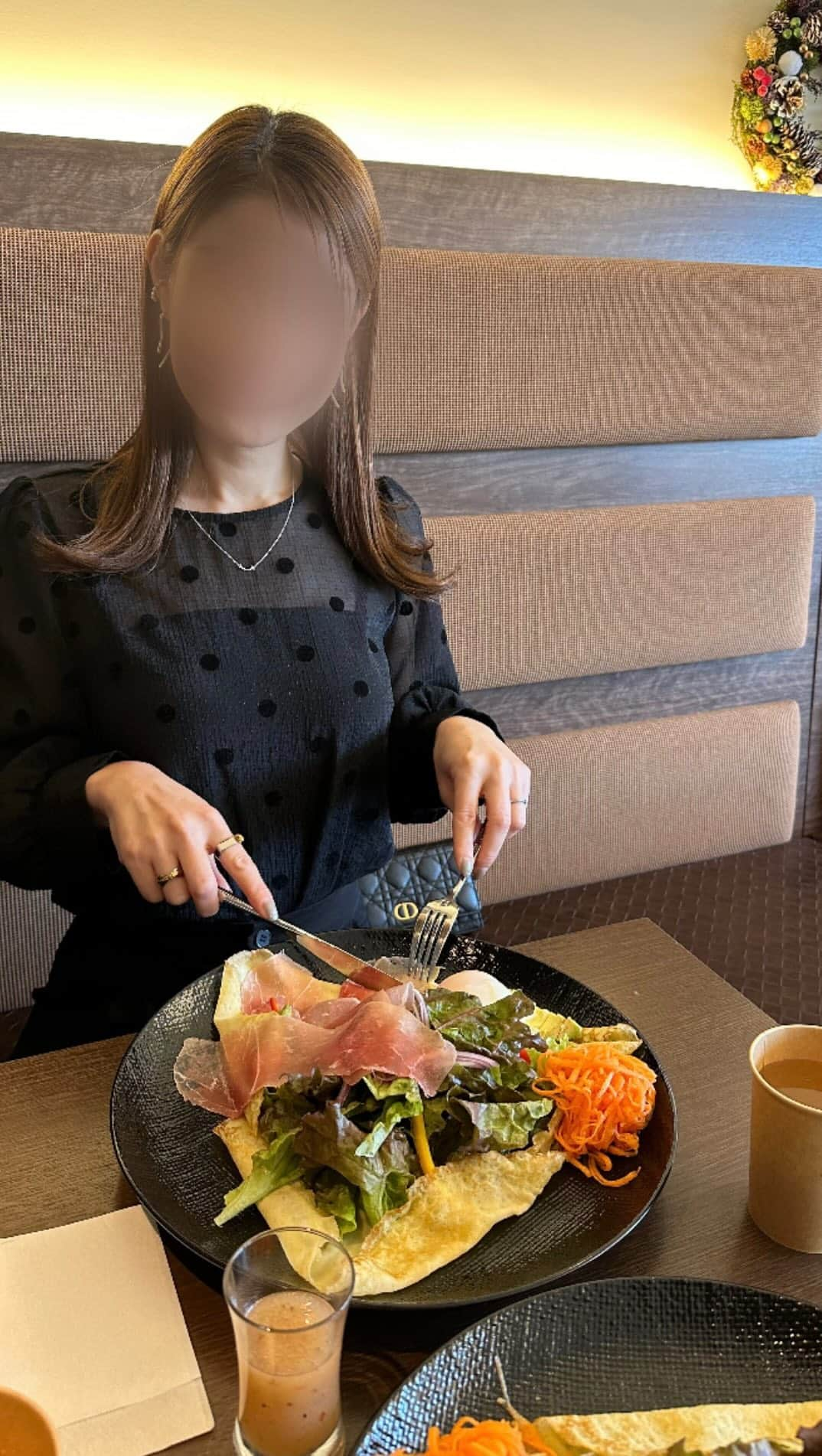 meguri.kのインスタグラム：「娘の個人懇談の前に主人と身体に優しいランチ🍽️  無農薬・産地原産のピュアな食材を使用し、添加物や保存料を極力加えずハンドメイドした、身体に優しく美味しい西洋菓子を創り続けているお店✨ noirblancさん♬  西洋菓子のお店なんだけど、平日限定でランチ があるの♡  クレープランチ(プチデザート・コーヒー付き)にしたよ☺️  ビックリするぐらい大きくて、野菜もりもりで生ハムやアボカド、半熟卵と大好物が沢山のってて嬉しい☺️♡  クレープ生地がもちもちでほんのり甘味もあり、ドレッシングの味も好みでした🤤  せっかくなのでデザートグレードアップ❣️ （＋330円でショーケース内の好きなケーキ１品に変更できる）  私はモンシェリーヌ🌰 主人はベイクドチーズケーキ🧀  そしてドリンクもグレードアップ❣️ ＋330円でドリンクをメニュー内の好きなドリンク１品に変更できる  私はバナナジュース🍹 主人はカフェ・オ・レ☕️  全部とっても美味しかったー♪  PR @patissrie.cafe.noirblanc #noirblanc #ノワールブラン #千種カフェ #千種グルメ #名古屋グルメ#クレープ#ケーキ#ランチ#名古屋ランチ#無農薬」