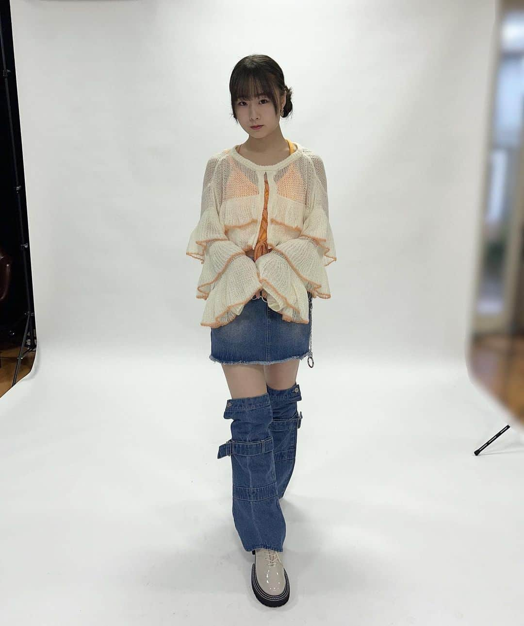 新倉愛海さんのインスタグラム写真 - (新倉愛海Instagram)「オレンジちゃん🧡 ⁡ 12月5日Zepp公演のグッズ撮影にて着用させて頂いたお洋服！メンバーカラーを意識した私服衣装がとてもお気に入りです🐻 ⁡ ┈┈┈┈┈┈┈┈┈┈┈┈┈┈┈┈ ⁡ キャミソール▶︎ @spinns_official さん デニムミニスカート.デニムレッグカバー▶︎ @olive_des_olive_official さん 靴▶︎ @daniella_and_gemma さん ⁡ ┈┈┈┈┈┈┈┈┈┈┈┈┈┈┈┈ ⁡ #にきちゃん #にきちゃんはいじゃんぷ #Japaneseidol #衣装 #spinns #olivedesolive  #daniellaandgemma」12月7日 15時00分 - ami_niikura_uug2ki