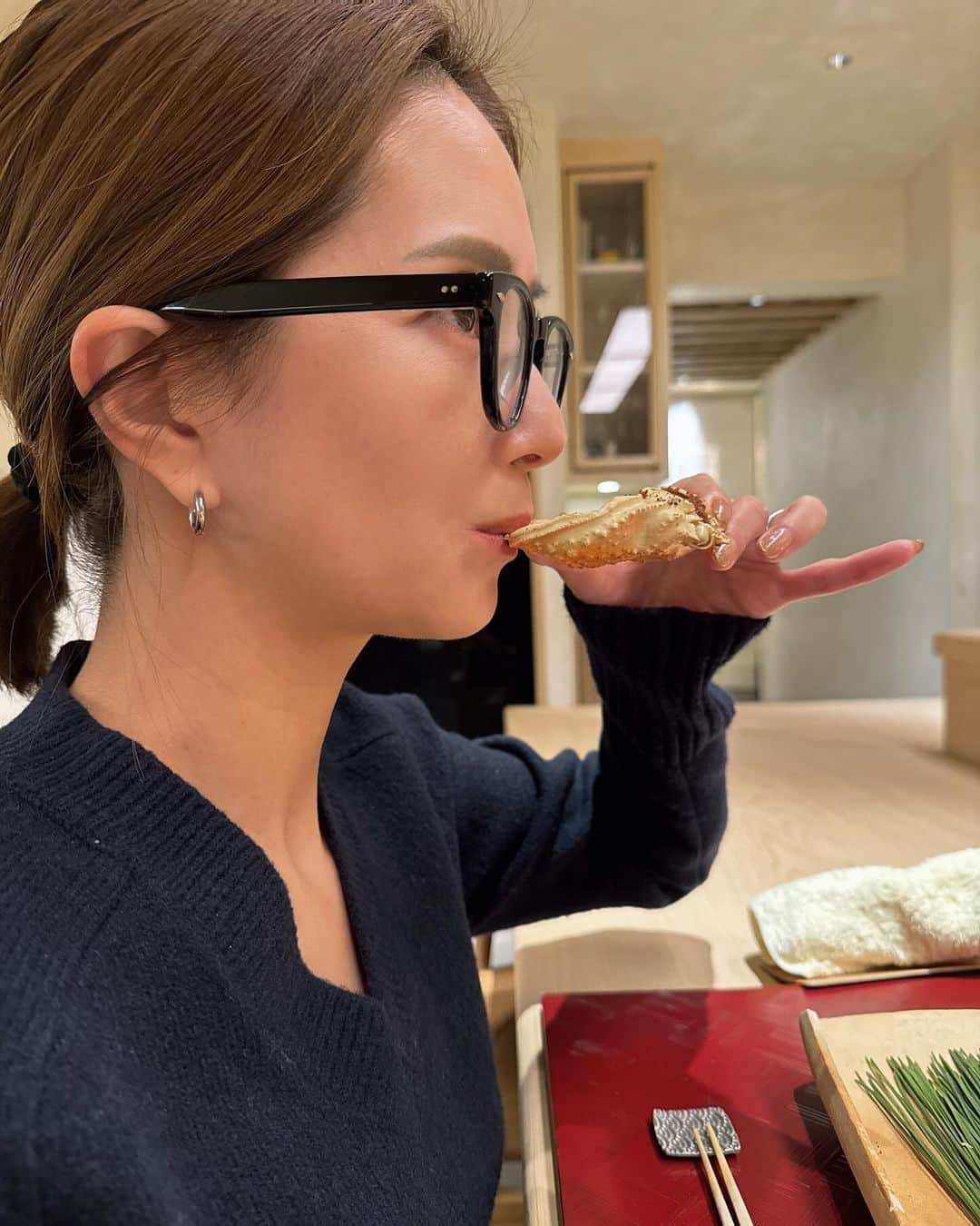 田母神智子のインスタグラム：「夫婦で今年最後の鼓門へ。 今の季節は蟹づくし😍 美味し過ぎて🍶が止まらなくなった🤣 大将、来年も楽しみにしてます💖 いつもありがとうございます🥹  #銀座鼓門」
