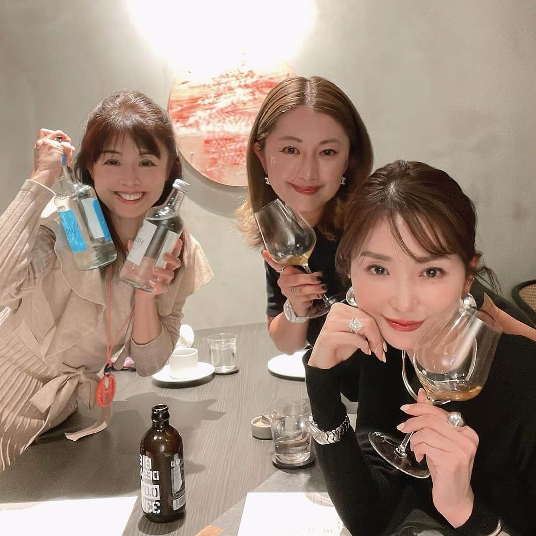 MAMIさんのインスタグラム写真 - (MAMIInstagram)「malca Night ③ @malca.minamiaoyama  とにかく美味しいものに目がないお友達と幸せな時間。  もう15年くらいかな？ 美食の会でお店開拓を し続けて、私たちもすっかり 熟成肉。食べ頃よ(maybe)  西脇さんの 純血但馬牛　 脂がしっとり甘い。字の如く にく月(部首ね)に旨いと 書いて脂。 天才。  但馬牛大好き😘  締めのパスタを追加で。 パスタ3のハットトリック。  但馬牛のボロネーゼ に合わせるのは イラリアアッディス ママエソーレの オレンジワイン。  このオレンジワイン素晴らしい。お肉に合う。  モンブランで締めて。 延々5時間ほどゆっくり 食べて話して幸せな夜🌝  次の予約は4月。 春の美食遠足がもう楽しみ。  では。  #malca#外苑前#表参道#イタリアン#予約困難店#美食会#個室でよかった#会話も濃厚#高校生ママ#たべすたぐらむ #グルメスタグラム#Tokyo#天才シェフの店#目も見えない耳も遠い舌だけは成長期#大人女子の夜会🥂」12月7日 14時59分 - mami_rcj