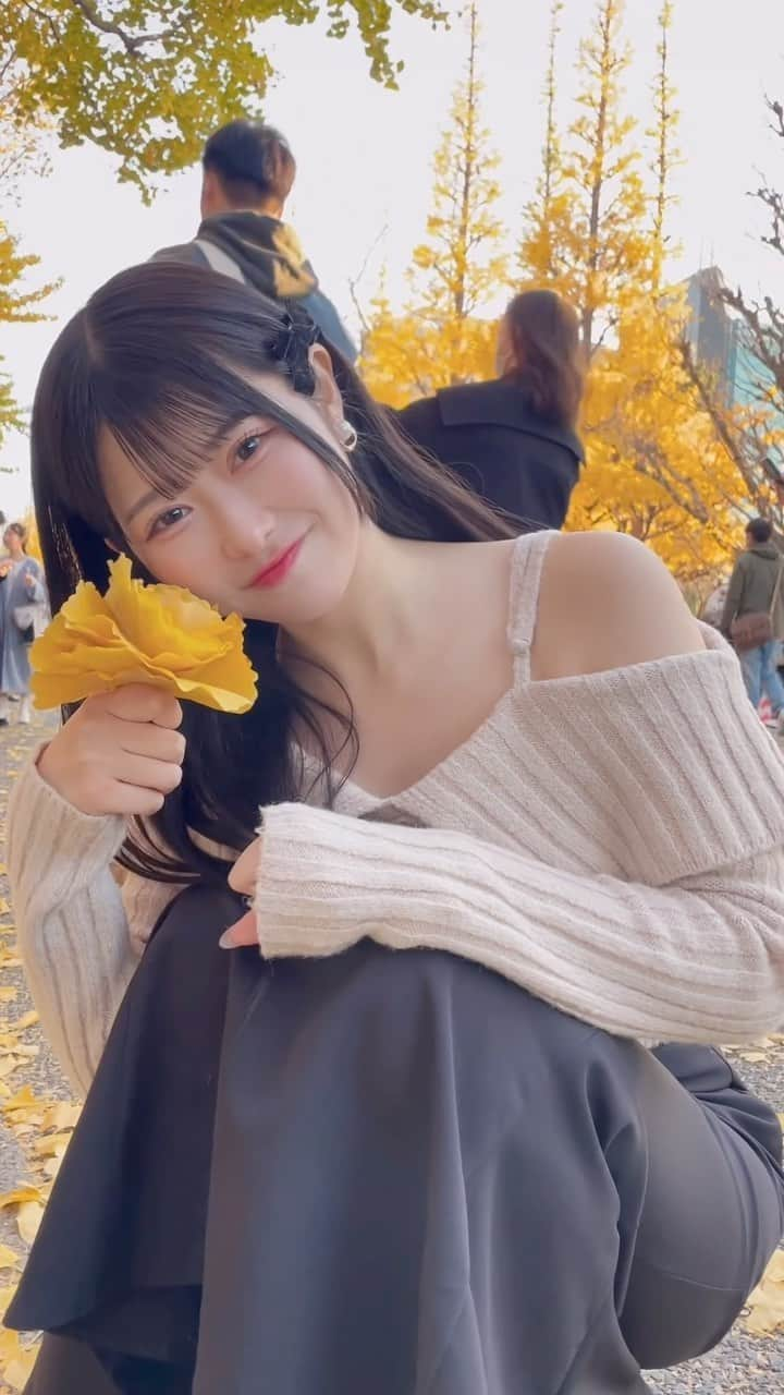 一宮彩夏のインスタグラム：「癖でなんでも匂っちゃう💭  自然に触れるのっていいよね🍁 アウトドアな女の子好きですか？？  #いちょう並木 #リール動画 #jamscollection #ジャムズ #一宮彩夏 #outfit #photooftheday #selfie #instagood#portrait #instafhoto #idol  #japanidol #ootd #ootdfashion#外苑前いちょう並木 #外苑前」