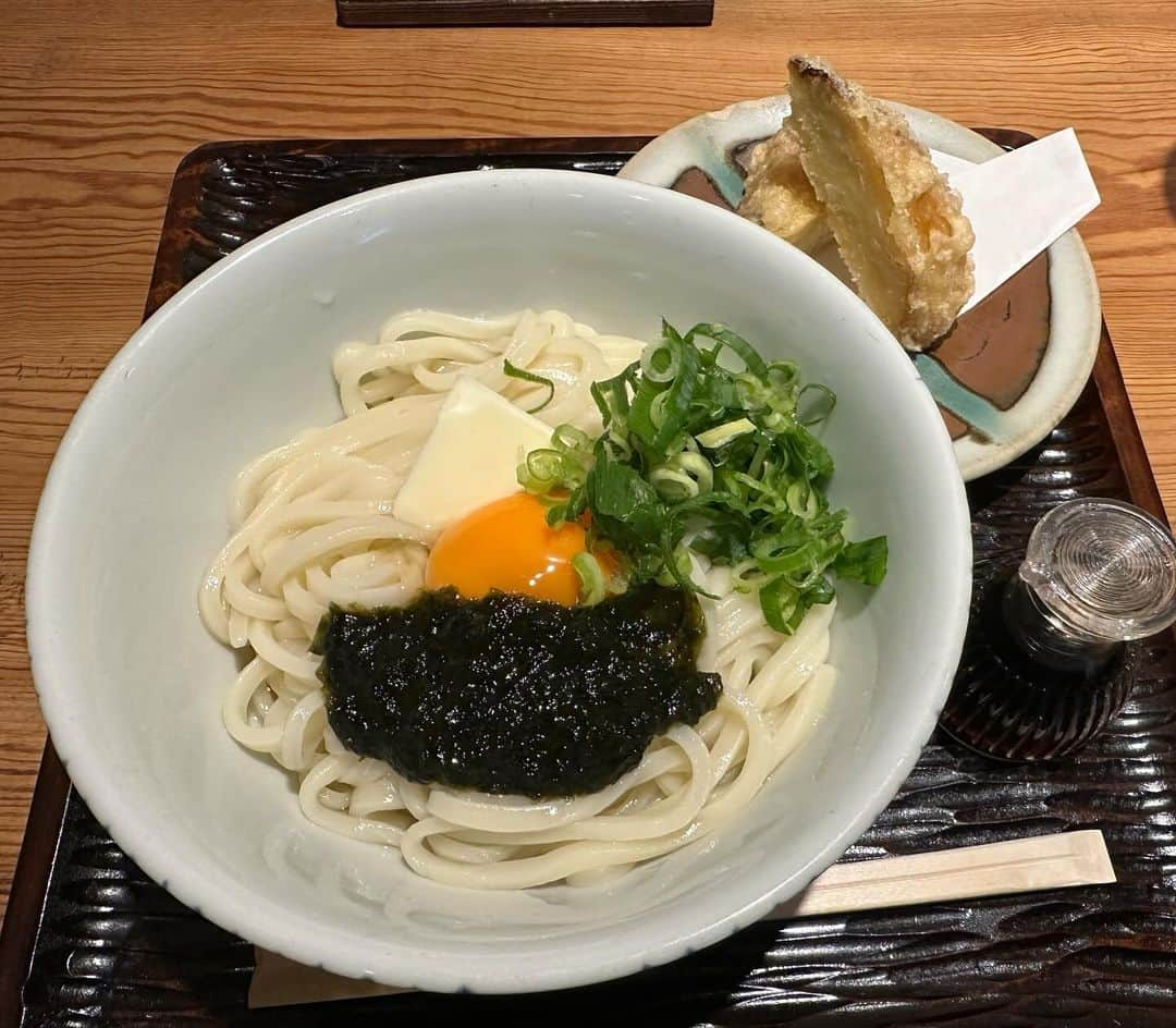 やふさんのインスタグラム写真 - (やふInstagram)「先日久しぶりに東京へ。立川で食べたうどん。釜玉海苔バター。細めの麺で喉越しよし。焼き芋の天ぷら、芋好きにはたまらないおいしさです。カフェのようにオシャレな店内に見栄えも美しいうどん。 . #うどん」12月7日 15時01分 - kyafy