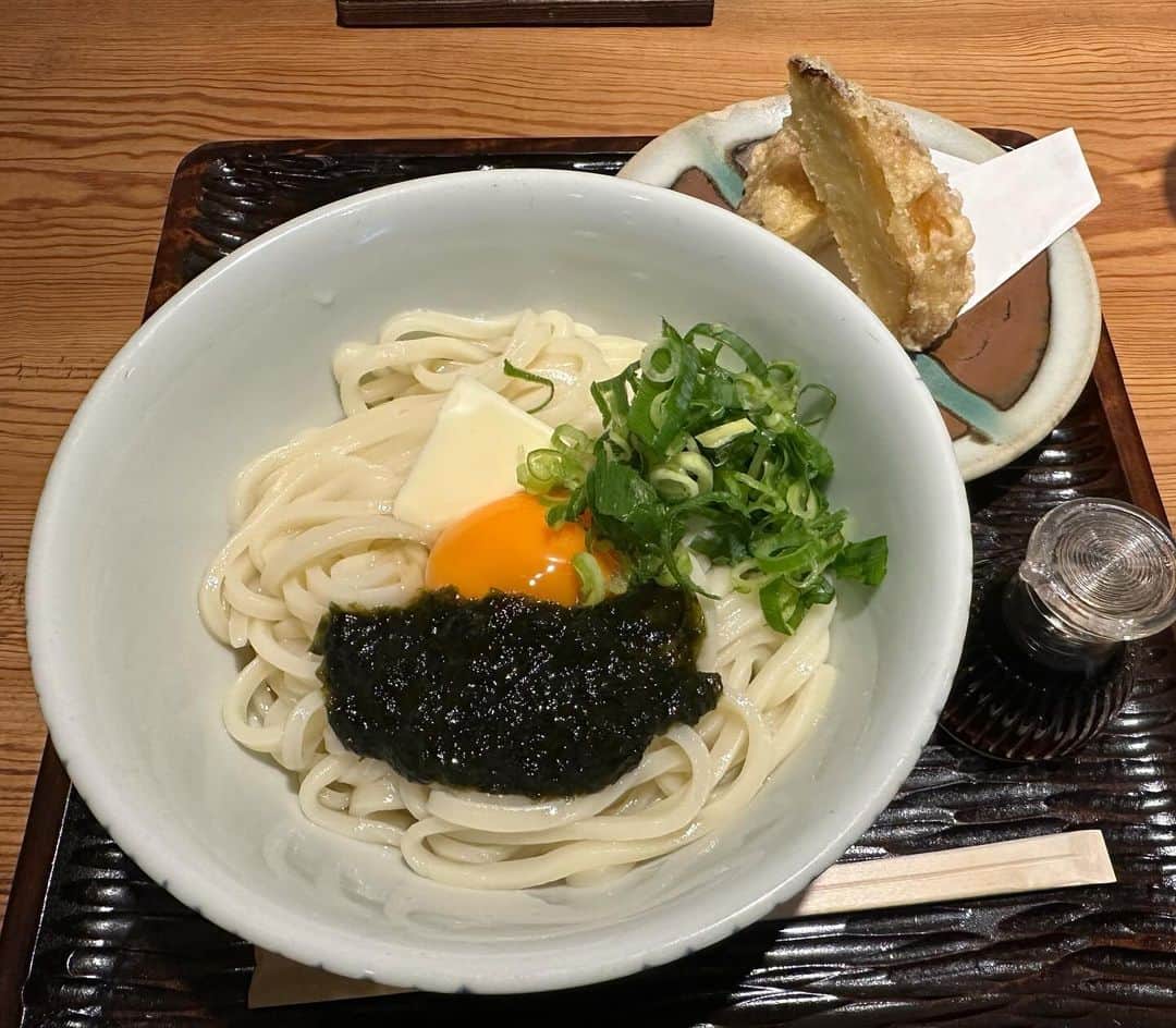 やふのインスタグラム：「先日久しぶりに東京へ。立川で食べたうどん。釜玉海苔バター。細めの麺で喉越しよし。焼き芋の天ぷら、芋好きにはたまらないおいしさです。カフェのようにオシャレな店内に見栄えも美しいうどん。 . #うどん」