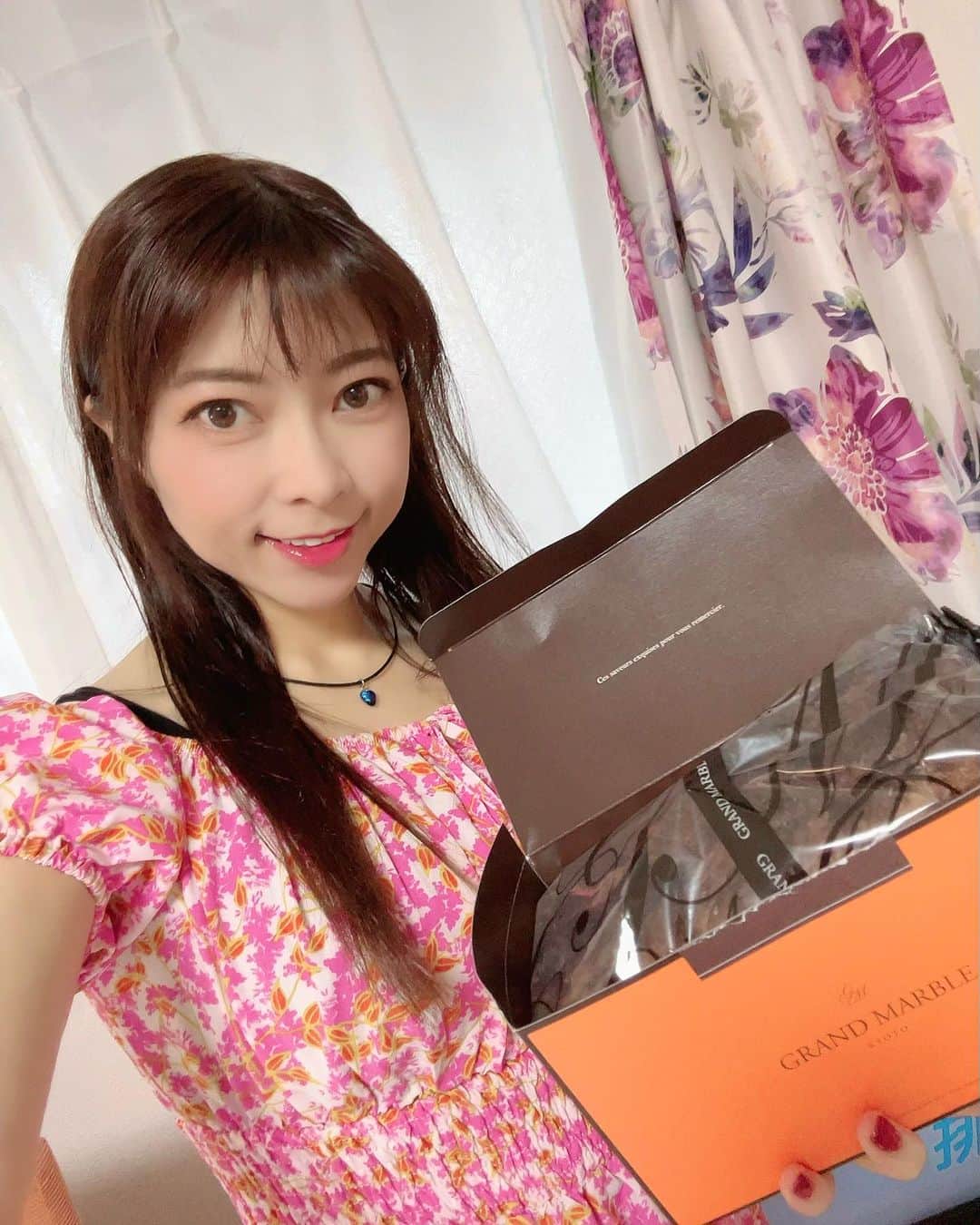 DJ MIYAのインスタグラム：「きゃっほぉ♡デニッシュ好きぃ？？  京都駅にもお店がある『グランマーブル』さんの期間限定のデニッシュを食べてみたよぉ💖  チョコレートデニッシュ「フォンダンショコラ」  PR @grandmarble  紙袋もオレンジ色で高級感がありますね🎉  中はしっとりとした濃厚なチョコレートがとろけるように入っていてとても美味しい〜！！！  美味しいデニッシュに出会えるとすごい嬉しいよね(^з^)-☆  グランマーブルさんは季節によって楽しめるマーブルデニッシュなどを販売されていて飽きることなく色々と食べたくなってしまいます(^o^)  ありがとうございました🎵  こちらは2024年2月29日までの期間限定販売品だよ❤️  みんなチェックしてみてね♡  #grandmarble #チョコレートデニッシュ #フォンダンショコラ #通販スイーツ #通販グルメ #チョコ好き #チョコレートパン  #お取り寄せスイーツ #お取り寄せパン  #パン屋さん #グルメ #グルメ女子 #グルメインフルエンサー #グルメインスタグラマー #お取り寄せグルメ #お取り寄せ　#スイーツインフルエンサー #スイーツインスタグラマー #インフルエンサー #インスタグラマー #チョコデニッシュ #グランマーブル #マーブルデニッシュ #フォンダンショコラ #グルメブロガー #おとりよせ #おとりよせグルメ #おとりよせパン #お取り寄せギフト #お取り寄せ好き #京都パン屋」