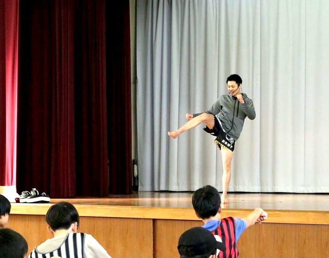 佐藤嘉洋さんのインスタグラム写真 - (佐藤嘉洋Instagram)「名古屋市天白区の小学校で開催されたイベントでキックボクシングを教えてきました。  たくさんの方にキックボクシングに触れていただきました。 ありがとうございました！  PS しばらく連絡を取っていなかった同級生の子どもも参加してくれ、テンション上がりました。  #キックボクシング #名古屋キックボクシング #佐藤嘉洋 #JKF（ジャパンキックボクシングフィットネス） #JKF新瑞橋 #JKF池下」12月7日 15時26分 - yoshihirosato1981