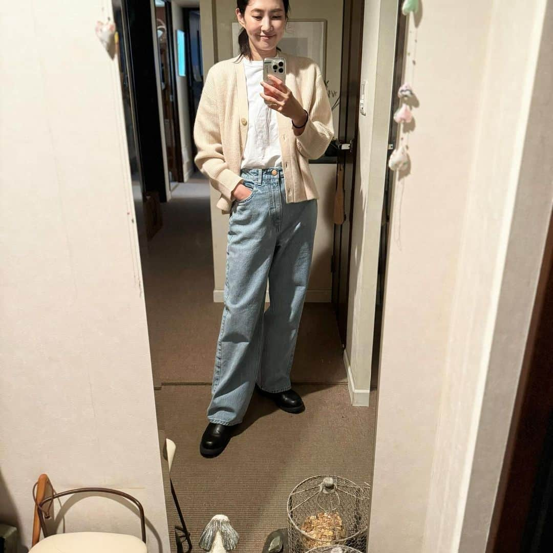 浜島直子のインスタグラム：「めちゃんこ久しぶりにデニムをアップデート！嬉しい〜！👖✨ 胃下垂なのでウエストの位置が合わないと胃がキリキリ痛くなっちゃうのだけど、これは深すぎず浅すぎずパーフェクト💯 ほどよい太さもドストライク⚾️✨ (あったかレギンスも仕込めるの絶対条件👍) 若い頃はよくピタピタのスキニーデニムを履いてたけど、もう絶対戻れない…😅 ・ #2枚目の写真は #いつのまにかドアに息子がつけてくれた #クリスマスの飾り🎄 #誰にも聞かれていませんが #デニム　#redcardtokyo (ダコタという種類です。私は25インチにしましたよ) #カーディガン　#soéju  #tシャツ #shinzone  #ブーツ　#felissimo #liveincomfort」