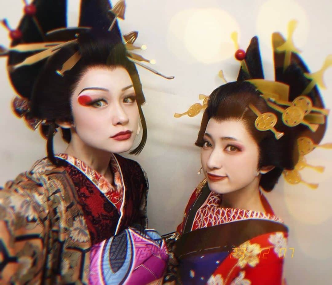 莉奈のインスタグラム：「⁡ 鯉夏&蕨姫 ⁡ 鯉夏花魁役の梶川愛美ちゃんと。 美しくて謙虚で素敵な歌声の持ち主。 いや本当に綺麗。 ⁡ 今回のカンパニー、 可愛い年下の女の子が沢山いて。 ⁡ みんな、礼儀正しすぎるくらい良い子で、器用で、真面目で、一生懸命で、 日々癒され、感動する事ばかりなのです。 本当にみんな素敵です。 ⁡ ということでみんなまとめて食べてやろうと思います。はい。今夜こそ。美味しく。ね。 ⁡ ⁡ 本日は夜公演。 遊郭でお待ちしてます。 ⁡ ⁡ #鬼滅の刃 #舞台鬼滅の刃 #鯉夏花魁 #蕨姫花魁」