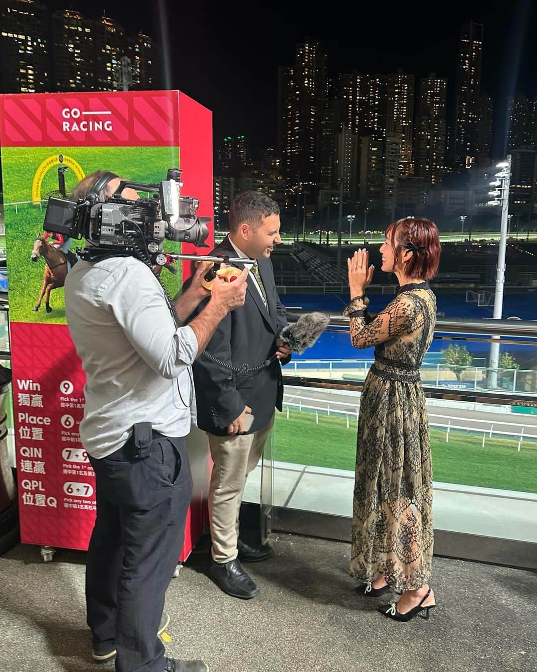 桑原茉萌さんのインスタグラム写真 - (桑原茉萌Instagram)「【香港競馬2日目夜🇭🇰🏇】 Thank you for taking a picture with me❣️❣️ in Happy Valley Racecourse 🏇  #香港 #hkjc #hongkong #horseracing #川田将雅 #騎手 #競馬 #香港競馬 #香港国際競走  #國際騎師錦標賽 #浪琴國際騎師錦標賽 #騎師非凡一族 #跑馬地馬場 #浪琴 #IJC #LonginesIJC #HKRacing #Jockeysarespecialbreed #GoRacingHK #HappyValleyRacecourse  #longines #香港國際賽事 #浪琴香港國際賽事 #世界舞台草地王者 #沙田馬場  #浪琴 #HKIR #HKRacing #turfworldchampionships #GoRacingHK  #ShatinRacecourse  #longines #umajo #fyp」12月7日 15時22分 - cindystory__