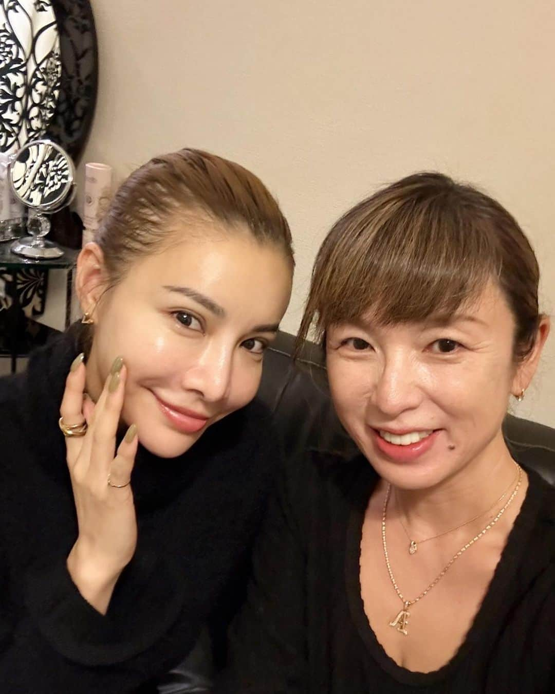 難波サキさんのインスタグラム写真 - (難波サキInstagram)「久しぶりに素敵なサロンに出会ったのでご紹介🩷 @regalo.beauty  色んなサロンがあるけどここまで美容に関して 細かくレクチャーしてくれて丁寧な施術、 アキさんが教えてくれる事は美容オタの私でも 知らない事だらけでびっくり🫢  レガロビューティで初メニューはお肌の質を 高めてくれるメニューをしたよ❣️  ✔️ナノ・ヘッドマッサージ 背中から頭皮やお顔周りをグローブでトリートメント これを最初にする事ですべての施術効果を高めてくれるそう❣️ ナノカレント®️を使ったオリジナルメソッドで、このトリートメントを受けれるのはレガロサロンだけらしい😊  効果： 🌼カラダの持つ、なくてはならない生体電流に似た微弱電流を流して細胞を活性化！！  🌼年々減ってくるコラーゲンを約1.4倍に⤴️ シワ改善やリフトアップ効果が！  🌼筋膜を柔らかくしてくれて、コリや張りをユルめる←これすごくない⁉️  🌼更に超リラックス「シータ波」で自律神経を整えてくれる効果も！！  自律神経に悩んでる方、私は弱いので、すごく良いメニュー❣️  私は肩甲骨から上と、寝てる間に喰いしばりで張ってしまうエラ周りに繋がる筋肉を重点的にほぐしてもらったよ✨  ✔️マシンケア ソノケア（sonocare） 高密度超音波のエネルギーでリフトアップしながら、お肌の水分量が上がるコース。刺激とか痛みとか全然なく、むしろ気持ち良い施術❣️  程よく暖かい体感なのに、効果はしっかりで、安全な次世代ハイフとも呼ばれているらしい😊  なんと施術後、首が細くなってた事に 一番びっくりしました❣️  お肌はもちろん、ちゅるんちゅるんだし リフトアップもしたよ👐🏼 肩周りもほぐれて癒されて眠気がくるぐらいw お気に入りサロンにブックマーク🔖  そして今、期間限定でレガロのインスタからLINE登録して予約すると、私が最初に受けた 「ナノ・ヘッドマッサージ」option 20分が、な、なんと 無料プレゼント🎁の太っ腹企画中なんだって❣️  色んな施術があるから気になる方は レガロのインスタみてみてね😉💕 @regalo.beauty  #麻布十番エステサロン  #お気に入りサロン  #美容オタク  #リフトアップ  #美肌 #喰いしばり  #筋膜ゆるめ #次世代ハイフ #エイジングケア  #ナノカレント  #細胞活性  #プライベートサロン  #regalobeauty #PR #Sponsored」12月7日 15時36分 - sakinanba