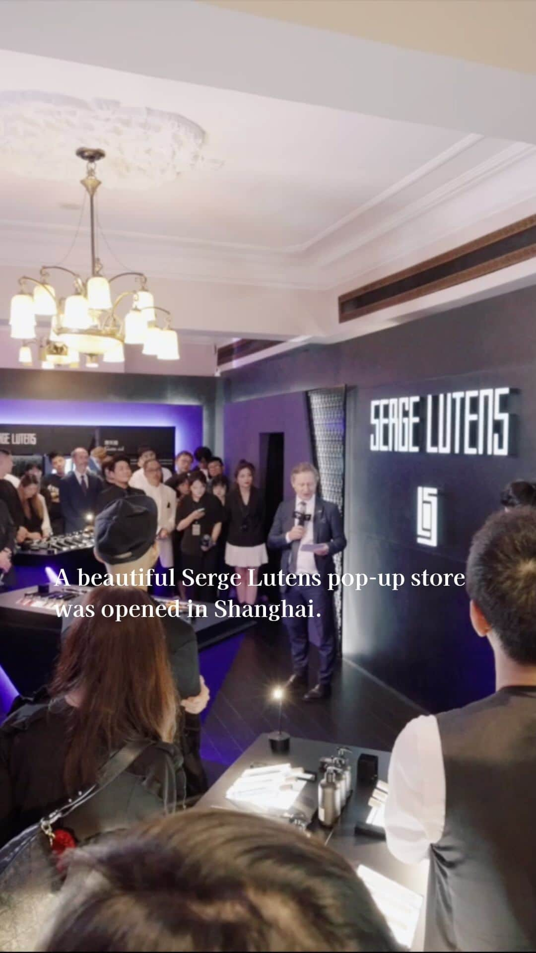 資生堂 Shiseido Group Shiseido Group Official Instagramのインスタグラム：「A beautiful Serge Lutens pop-up store was opened in Shanghai.  The video of the opening event offers a small peek into the world of Serge Lutens. The store allowed valued Chinese consumers to experience the brand firsthand and its flagship products, which are synonymous with luxury. Visitors were also able to explore the brand’s inspirations and storytelling, which have touchpoints in various regions around the world.  The iconic perfumes and makeup created by pioneer Serge Lutens are the embodiment of elegance and artistry, and have a distinctive aesthetic. The brand’s products are bold and make a statement.  The fragrances are renowned for their captivating and evocative scents. Each fragrance tells and story and is carefully crafted to bring about emotions and memories. The unique range of products create a lasting impression and are sought after by many enthusiasts. The cosmetics bring together beauty essentials and a high-definition makeup finish. They accentuate one’s natural beauty and have luxurious textures.  Learn more about the world of Serge Lutens. https://sergelutens.com/  先日、セルジュ・ルタンスの美しい世界観を体現したポップアップストアを上海で実施しました。  ポップアップストアでは、セルジュ・ルタンスを初めて知った方でも、一目でブランドとその代表的な製品に触れながら、世界中のさまざまな地域を連想させ、ブランドのインスピレーションやストーリーテリングを探索することができる内容でした。  セルジュ・ルタンス氏の創造した象徴的なフレグランスやメイクアップは、エレガンスと芸術の具現であり、独特の美意識を持っています。このブランドの製品は大胆で、一目で存在感を放ちます。 特にフレグランスはその魅惑的で感動的な香りで親しまれており、それぞれが物語を語り、感情や思い出を呼び起こすよう繊細に作り込まれています。 セルジュ・ルタンスのユニークな製品たちは強く印象に残るものばかりで、世界中のファンから愛され続けています。  ぜひ、セルジュ・ルタンスの世界観をお楽しみください。 https://sergelutens.com/  #sergelutens #Shanghai #beautyinnovationsforabetterworld #資生堂」