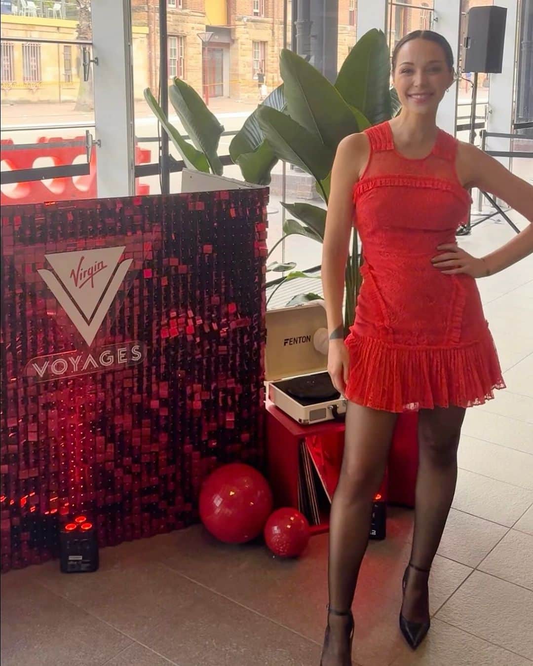 エミリー・スコットのインスタグラム：「X @virginvoyages 💕」