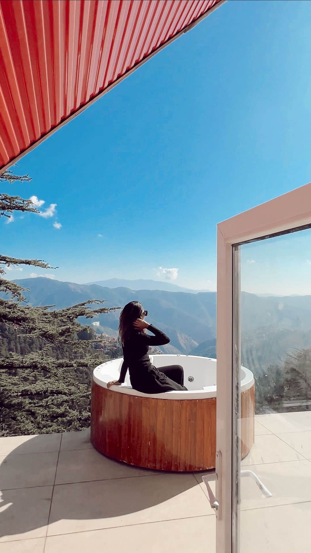 Aakriti Ranaのインスタグラム：「Watch till the end for the final result!  A hot tub with this view was all that I wanted. All thanks to dad, he made it happen! It’s not easy to build a house in the mountains and he’s doing a fab job with all his ideas and hacks! The hot tub guys gave up and refused to put it on the top. It couldn’t go through the house so we had to do this jugaad.   Now you know why we didn’t get the railing on the roof done. It’ll be done now so none of you would fall when you visit our place haha.   #aakritirana #himachal #hottub #mounatains #mountainview #reelsinstagram #diy #doityourself #shimla #himachal」