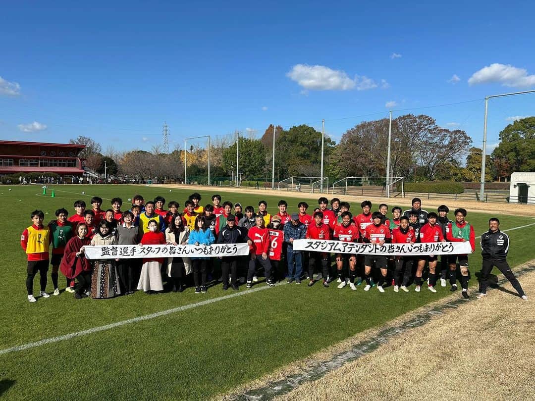 ROASSO KUMAMOTOのインスタグラム：「今シーズンもホームゲームを支えてくださった #スタジアムアテンダント の皆さんを練習場にご招待し、監督・選手スタッフ一同感謝を伝えました⚽️😊🏟️ スタジアムアテンダントの皆さん、来シーズンもよろしくお願いします🙇☺️」