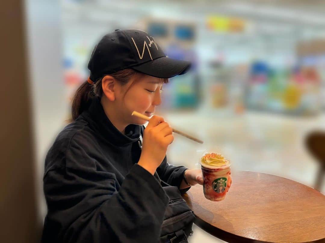 あやつるぽんさんのインスタグラム写真 - (あやつるぽんInstagram)「...スタバいちご🍓 . . . 時期おわった ストロベリー メリークリーム フラペチーノ® いちごの果肉もはいってて マスカルポーネチーズ入りホイップクリームおいしいええ！ ホイップの上キラキラ . . #スタバ」12月7日 15時44分 - ayatsurupon