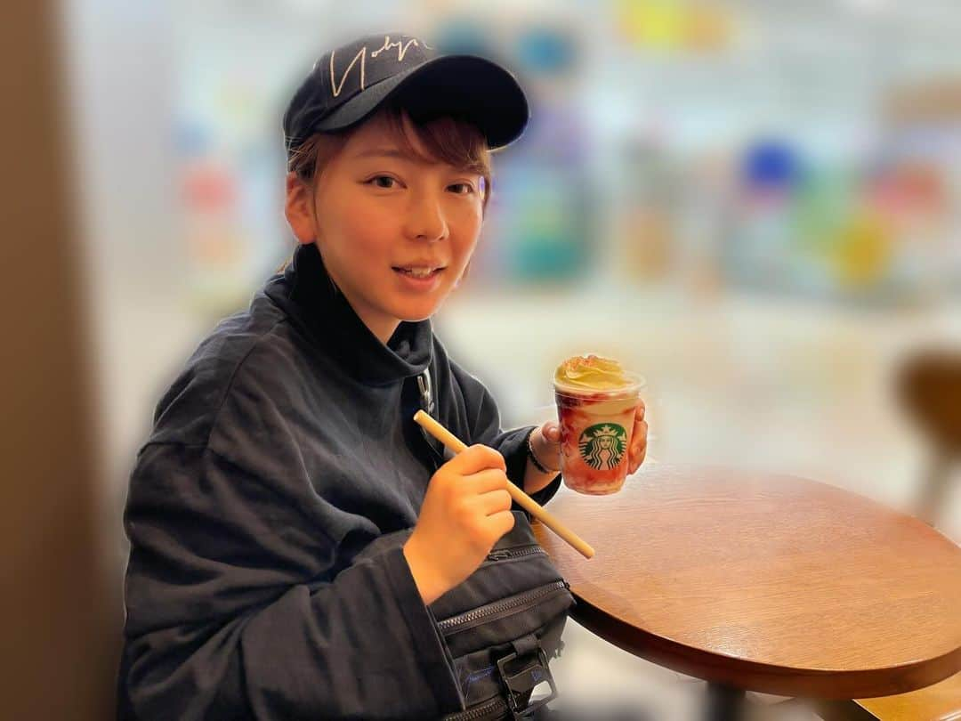 あやつるぽんのインスタグラム：「...スタバいちご🍓 . . . 時期おわった ストロベリー メリークリーム フラペチーノ® いちごの果肉もはいってて マスカルポーネチーズ入りホイップクリームおいしいええ！ ホイップの上キラキラ . . #スタバ」