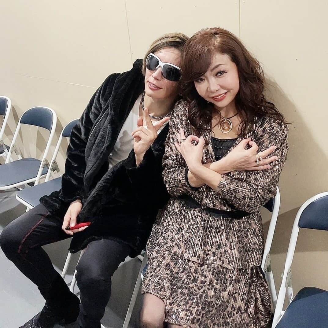 モモコのインスタグラム：「念願のツーショット❗️ GACKTさん、むちゃ良い人💓 絶対マレーシア行きます❗️  仲良しかわゆい益若つーたん、はじめましての加藤諒くんとの3ショットも載せちゃいます😆  #ハイヒールモモコ #👠 #👠🍑 #CHANEL #シャネラー #グルメ #アメブロ #YouTube #モモコ新聞 #翔んで埼玉 #舞台挨拶 #大ヒット御礼舞台挨拶 #GACKT さん #益若つばさ ちゃん #加藤諒 さん」