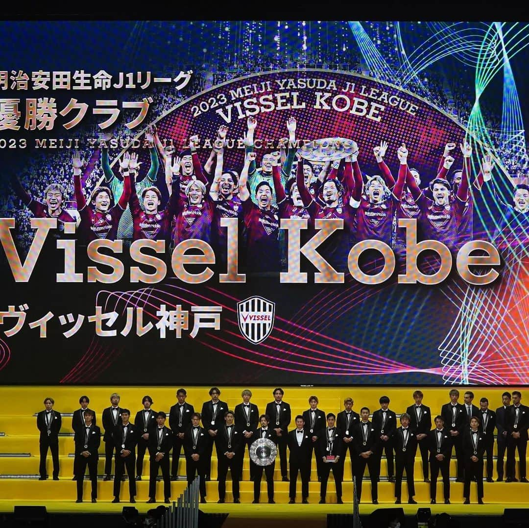 酒井高徳さんのインスタグラム写真 - (酒井高徳Instagram)「2023年Jリーグアウォーズ、優勝チームとしてチームの皆んなと出れて嬉しかった。 そして、光栄な事にベストイレブンにも選んで頂きました。 家族、監督、チームメイト、ファン、サポーター全ての人の支えと応援のおかげです。 個人賞は初めてなのでとても感謝しています🙏 これに満足せず何度も選ばれる様に頑張って行きたいと思います。  来年は今年より成長と進化した自分見せれる様にオフシーズン準備します🔥⚽️  #jリーグアウォーズ2023 #ベストイレブン #優秀選手賞 #ヴィッセル神戸」12月7日 15時50分 - sakai_go1123
