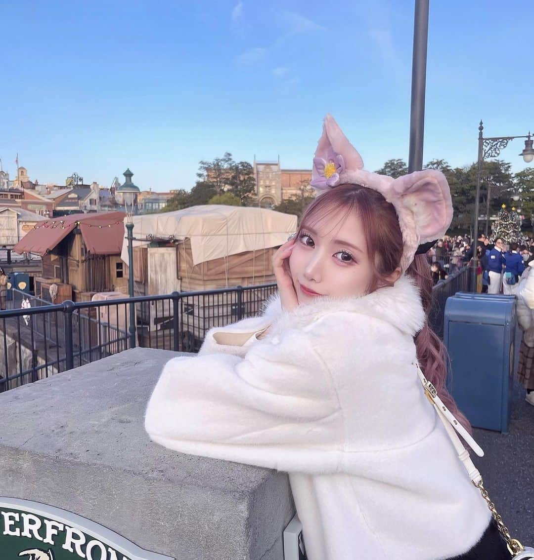 斎藤あみりのインスタグラム：「ずっと一緒にいようね  ・ ・ ・ ・ #斎藤あみり#撮影#photography #photo#model#disney #disneyland #ディズニーランド#クリスマス#christmas#disney#ディズニーシー#disneysea」