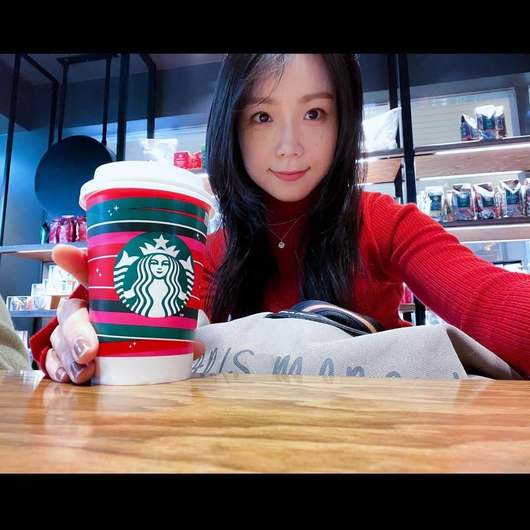 葉山柚子のインスタグラム：「#クリスマスカップかわいい🎄  #starbucks #隣は母ちゃん #きたかぜぴーぷー  #🟥 #😊」