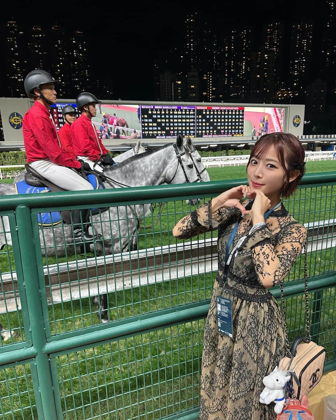 桑原茉萌さんのインスタグラム写真 - (桑原茉萌Instagram)「【香港競馬2日目夜🇭🇰🏇】 ハッピーバレー競馬場にて現地観戦とアフターパーティーに参加🎉  オープニングセレモニーに花火が上がったり、色んなアーティストがライブしてたり、ビアガーデンがあったりとにかくめちゃくちゃ華やかで楽しすぎた😭❣️  コースの中に競技場があることも、 競馬場が高層ビルに囲まれてることも みた時はびっくりしたけど香港の皆さんの生活に競馬が 近いものなのかなと感じて嬉しくなりました😌❤️  日本の若い人にももっと競馬の良さを楽しさを知って欲しい！  馬券の買い方は日本と全然違うから戸惑ったけど 海外で競馬する夢が叶ってうれしんでぃです🫶✨  #香港 #hkjc #hongkong #horseracing #川田将雅 #騎手 #競馬 #香港競馬 #香港国際競走  #國際騎師錦標賽 #浪琴國際騎師錦標賽 #騎師非凡一族 #跑馬地馬場 #浪琴 #IJC #LonginesIJC #HKRacing #Jockeysarespecialbreed #GoRacingHK #HappyValleyRacecourse  #longines #香港國際賽事 #浪琴香港國際賽事 #世界舞台草地王者 #沙田馬場  #浪琴 #HKIR #HKRacing #turfworldchampionships #GoRacingHK  #ShatinRacecourse  #longines #umajo #fyp」12月7日 15時55分 - cindystory__