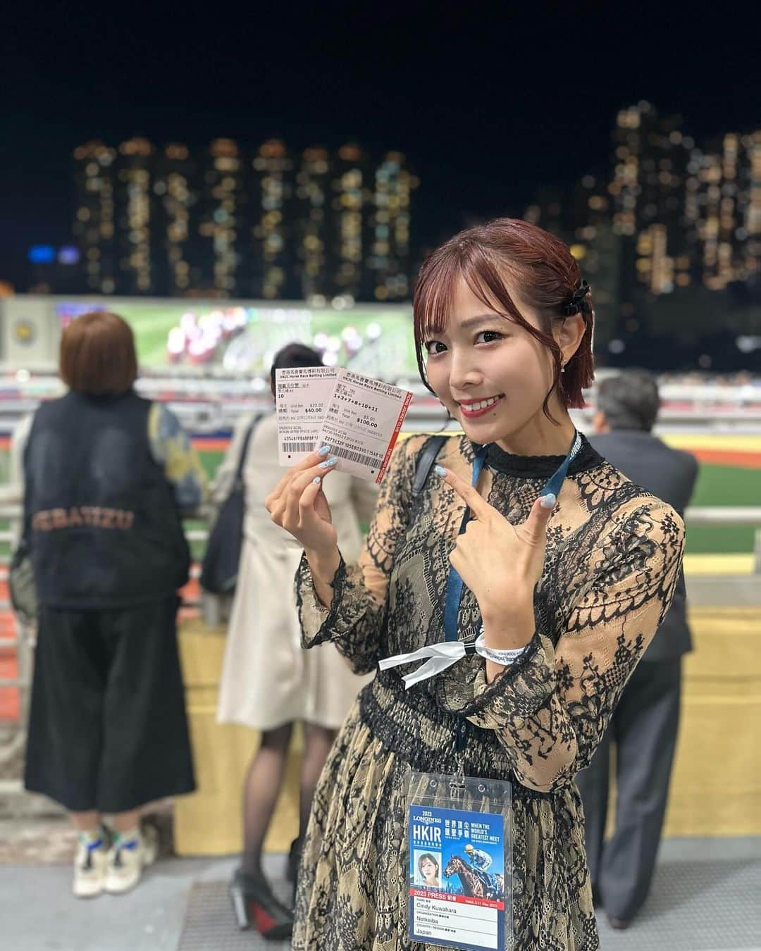 桑原茉萌さんのインスタグラム写真 - (桑原茉萌Instagram)「【香港競馬2日目夜🇭🇰🏇】 ハッピーバレー競馬場にて現地観戦とアフターパーティーに参加🎉  オープニングセレモニーに花火が上がったり、色んなアーティストがライブしてたり、ビアガーデンがあったりとにかくめちゃくちゃ華やかで楽しすぎた😭❣️  コースの中に競技場があることも、 競馬場が高層ビルに囲まれてることも みた時はびっくりしたけど香港の皆さんの生活に競馬が 近いものなのかなと感じて嬉しくなりました😌❤️  日本の若い人にももっと競馬の良さを楽しさを知って欲しい！  馬券の買い方は日本と全然違うから戸惑ったけど 海外で競馬する夢が叶ってうれしんでぃです🫶✨  #香港 #hkjc #hongkong #horseracing #川田将雅 #騎手 #競馬 #香港競馬 #香港国際競走  #國際騎師錦標賽 #浪琴國際騎師錦標賽 #騎師非凡一族 #跑馬地馬場 #浪琴 #IJC #LonginesIJC #HKRacing #Jockeysarespecialbreed #GoRacingHK #HappyValleyRacecourse  #longines #香港國際賽事 #浪琴香港國際賽事 #世界舞台草地王者 #沙田馬場  #浪琴 #HKIR #HKRacing #turfworldchampionships #GoRacingHK  #ShatinRacecourse  #longines #umajo #fyp」12月7日 15時55分 - cindystory__