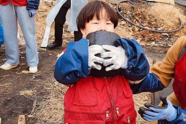 カン・ヘヨンさんのインスタグラム写真 - (カン・ヘヨンInstagram)「우리는 어제 #아블리에 팀들과 연탄 1,200장을 기부하고 또 연탄 나르기 봉사도 하고 왔어요  훈이가 뭐 얼마나 날랐겠냐만은  훈이를 보고 함박웃음 지으신 동네 어르신들에게도,  협동심과 나눔을 몸소 실천한 훈이에게도   좋은 추억이 되었길 바랍니다❤️  (연탄이 3키로가 넘더라구요..? 지인짜 무거운데  자기도 꼭 나르겠다고 저렇게 언덕을 열심히 오르고 이모들한테 연탄 전달하고 또 신나서 뛰어 내려가서 또 연탄 들고 올라오고..)  #41개월아기 #아들스타그램 #연탄봉사 #연말 #봉사」12月7日 15時56分 - mangdoo_noona