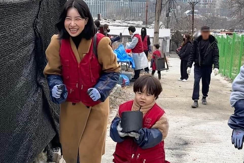 カン・ヘヨンさんのインスタグラム写真 - (カン・ヘヨンInstagram)「우리는 어제 #아블리에 팀들과 연탄 1,200장을 기부하고 또 연탄 나르기 봉사도 하고 왔어요  훈이가 뭐 얼마나 날랐겠냐만은  훈이를 보고 함박웃음 지으신 동네 어르신들에게도,  협동심과 나눔을 몸소 실천한 훈이에게도   좋은 추억이 되었길 바랍니다❤️  (연탄이 3키로가 넘더라구요..? 지인짜 무거운데  자기도 꼭 나르겠다고 저렇게 언덕을 열심히 오르고 이모들한테 연탄 전달하고 또 신나서 뛰어 내려가서 또 연탄 들고 올라오고..)  #41개월아기 #아들스타그램 #연탄봉사 #연말 #봉사」12月7日 15時56分 - mangdoo_noona