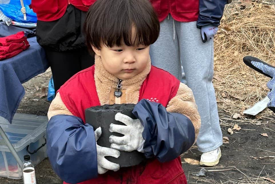 カン・ヘヨンさんのインスタグラム写真 - (カン・ヘヨンInstagram)「우리는 어제 #아블리에 팀들과 연탄 1,200장을 기부하고 또 연탄 나르기 봉사도 하고 왔어요  훈이가 뭐 얼마나 날랐겠냐만은  훈이를 보고 함박웃음 지으신 동네 어르신들에게도,  협동심과 나눔을 몸소 실천한 훈이에게도   좋은 추억이 되었길 바랍니다❤️  (연탄이 3키로가 넘더라구요..? 지인짜 무거운데  자기도 꼭 나르겠다고 저렇게 언덕을 열심히 오르고 이모들한테 연탄 전달하고 또 신나서 뛰어 내려가서 또 연탄 들고 올라오고..)  #41개월아기 #아들스타그램 #연탄봉사 #연말 #봉사」12月7日 15時56分 - mangdoo_noona