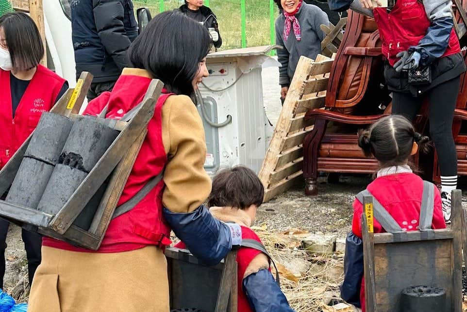 カン・ヘヨンさんのインスタグラム写真 - (カン・ヘヨンInstagram)「우리는 어제 #아블리에 팀들과 연탄 1,200장을 기부하고 또 연탄 나르기 봉사도 하고 왔어요  훈이가 뭐 얼마나 날랐겠냐만은  훈이를 보고 함박웃음 지으신 동네 어르신들에게도,  협동심과 나눔을 몸소 실천한 훈이에게도   좋은 추억이 되었길 바랍니다❤️  (연탄이 3키로가 넘더라구요..? 지인짜 무거운데  자기도 꼭 나르겠다고 저렇게 언덕을 열심히 오르고 이모들한테 연탄 전달하고 또 신나서 뛰어 내려가서 또 연탄 들고 올라오고..)  #41개월아기 #아들스타그램 #연탄봉사 #연말 #봉사」12月7日 15時56分 - mangdoo_noona