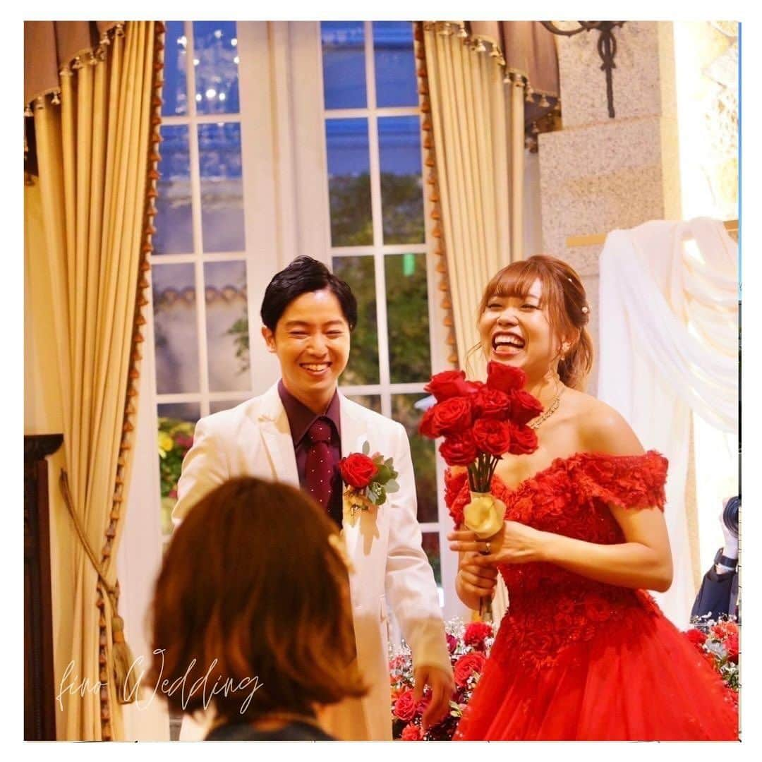 fino_wedding【フィーノ公式】さんのインスタグラム写真 - (fino_wedding【フィーノ公式】Instagram)「❤︎❤︎❤︎卒花レポート❤︎❤︎❤︎  夢が叶った日  @esprit_de_nature_wedding   🤍ウエディングドレスは憧れだったマーメイドライン 桂由美のシルエットが本当に美しいユミラインのドレスに決めました。 アンサンブルベールが会場にも映え、皆んなからも大絶賛でした。  ❤️カラードレスは鮮やかな桂由美の赤いドレス❣️ お袖が付いていて、顔周りもパッと華やかになった事も良かったのと、彼のワイシャツやネクタイもリングコーデできたので、とっても好評でした。  楽しい時間を共有できた、素敵な一日になりました。  #卒花嫁レポ  #静岡花嫁  #桂由美  #桂由美ドレス  #袖付きドレス  #スレンダー美人  #スレンダードレス  #マーメイドドレス  #赤いドレス  #red  #weddingdress  #colordress  #リンクコーデ  #チャペル挙式  #チャペル  #ゲストハウスウェディング  #お色直し  #ヘアメイク  #赤い花  #ウエディングレポ  #エスプリ花嫁  #2023wedding  #2024wedding」12月7日 19時00分 - fino_wedding