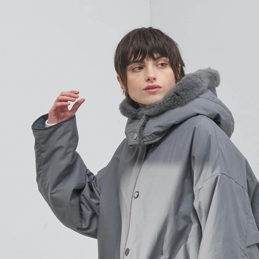 カールドノヒューのインスタグラム：「Our showerproof cotton jacket with detachable hood lined in shearling. Both presented in ‘moon’. Effortless tone-tone look, made to be worn. #luxuryforlife #fashion #ootd」