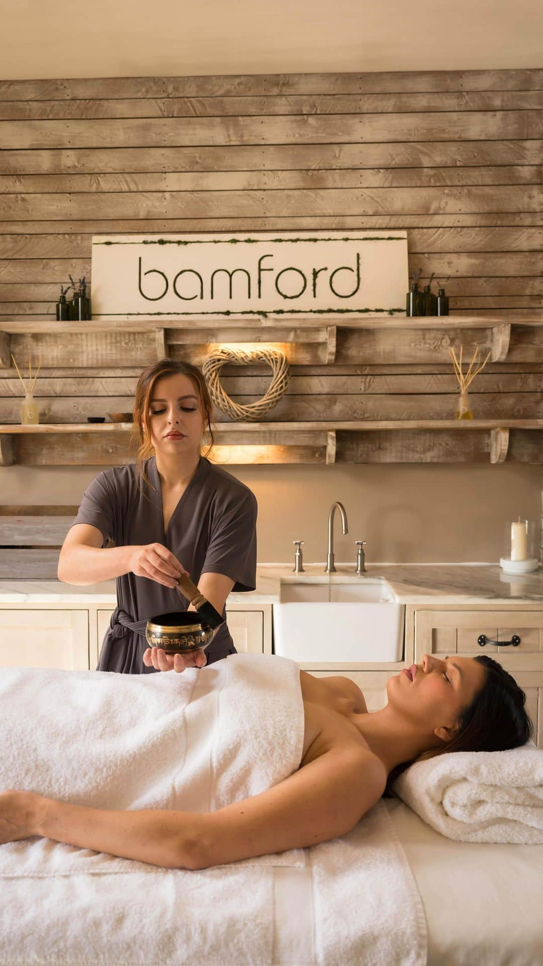 バンフォードのインスタグラム：「This is your chance to experience the serenity of Bamford Wellness Spa at @archerfieldhouse    Together we are offering a one-night stay at this 550-acre estate and award-winning Scottish golf hotel. You will enjoy:   ✨ A one-night stay for two in a Pavilion Suite ✨ Full breakfast menu for two at The Clubhouse ✨ Two 90-minute Bamford spa treatments of your choice to relax and unwind   To enter:   1. Like and save this post 2. Follow @bamford and @archerfieldhouse 3. Tag a travel companion in the comments (multiple entries permitted) 4. Share to your story for an added entry   Winner will be announced on the 8th December 2023. The winner will be contacted by @bamford only. Subject to availability. Available from January to end of April, Sunday – Thursday 2024. For full T&Cs head to bamford.com.  #bamford #bamfordwellness #archerfield #scotland」