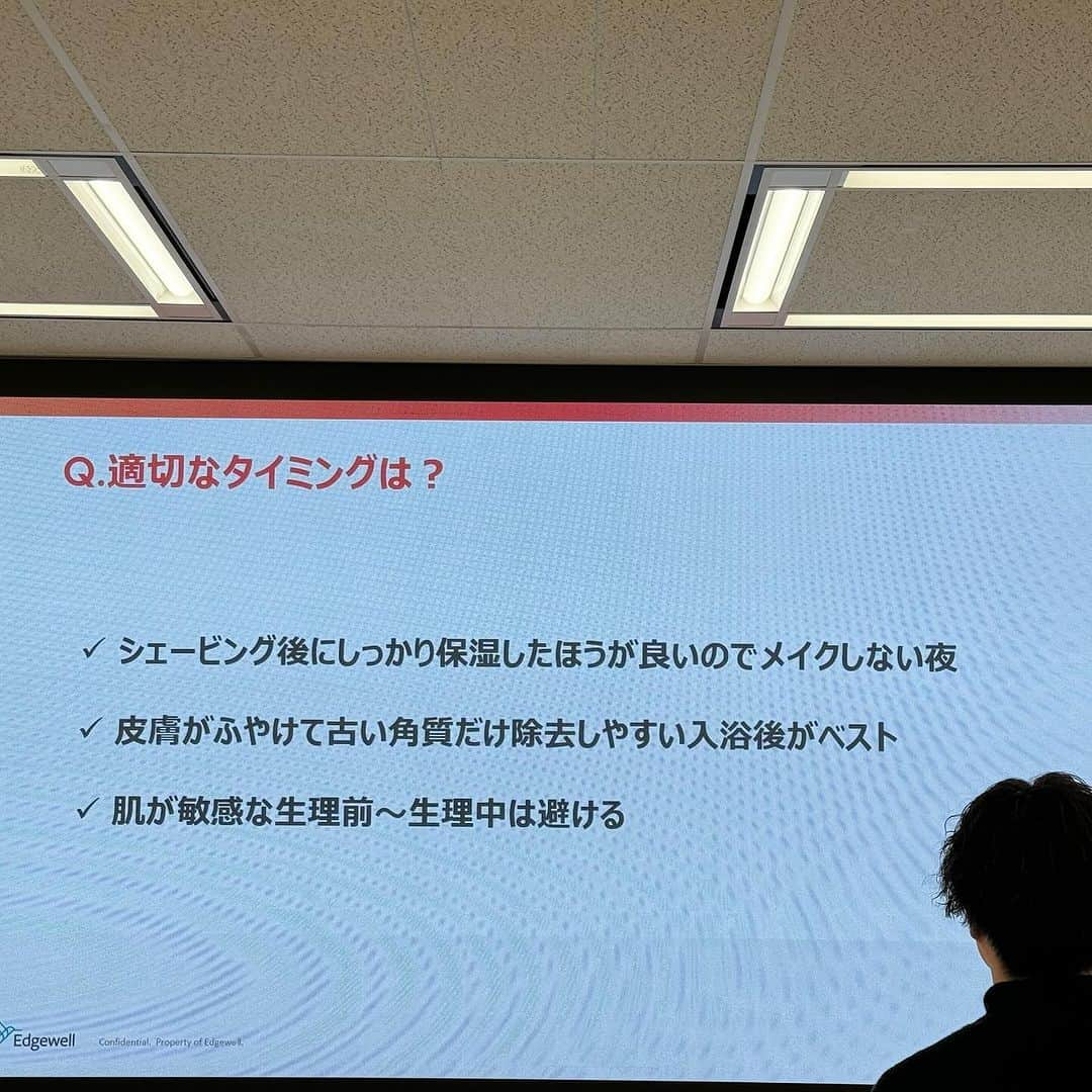 小西さやかさんのインスタグラム写真 - (小西さやかInstagram)「日本カミソリ市場No.1のシックの発表会へ。 医師山崎まいこ先生からシェービングの正しいお手入れ方法を教えていただきました。 シェービング前にほとんどの人が使ってる洗顔フォームなどの泡は、滑りを良くするだけで保湿機能はないので△、水や乳液、クリームも専用ではないので△とのこと。1番いいのはオイルで滑りを良くして保湿効果もあるバームなのだとか！ . シェービングのタイミングはお風呂上がりの夜がベスト。 . 頻度は角層のターンオーバーの2〜3週間が目安。敏感肌の人は4週間程度がオススメ。 . 1日0.4mm伸びると言われている鼻下は部分的に気になるところなので、週1でもOK . 皆様のシェービングのお手入れに参考にしてくださいね。 . 新製品のサロンプラス　フェイシャルシェービングバームは、スティックでさっと塗れてお手入れが手軽(^^) . 泡立て不要でさっと使えるので、時短美容しかできないママには嬉しいアイテムでした(^^) . #シック#シェービング#シェービングバーム#バーム#髭#髭切 #角質ケア#角質ケアバーム #正しいお手入れ#お手入れ#時短美容#山崎まいこ#山崎まいこ先生 #サロンプラス」12月7日 16時11分 - cosmeconcierge