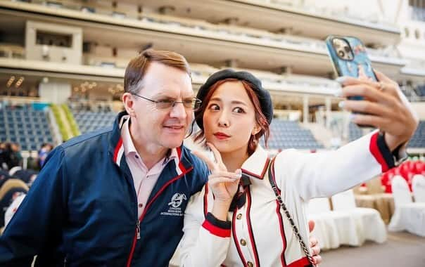 桑原茉萌さんのインスタグラム写真 - (桑原茉萌Instagram)「【香港競馬3日目🇭🇰🏇】 なんと！！！エイダン・オブライエン調教師に写真を撮っていただき、名刺を渡させていただきました😭🫶✨  めちゃくちゃ緊張したけど勇気を出してよかった🥲❣️  thank you for photo by @a_evers 📸 Movie by @andrewnjhawkins 📸  #香港 #hkjc #hongkong #horseracing #川田将雅 #騎手 #競馬 #香港競馬 #香港国際競走  #國際騎師錦標賽 #浪琴國際騎師錦標賽 #騎師非凡一族 #跑馬地馬場 #浪琴 #IJC #LonginesIJC #HKRacing #Jockeysarespecialbreed #GoRacingHK #世界舞台草地王者 #沙田馬場  #浪琴 #HKIR #HKRacing #turfworldchampionships #GoRacingHK  #ShatinRacecourse  #longines #umajo #fyp」12月7日 16時06分 - cindystory__