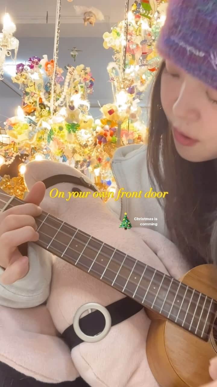 ヘイニのインスタグラム：「정원작가님 작품과 함께 캐롤 한소절❤️굿즈 너무 탐나서 끌어안았어요. @_future_society 에서 17일까지한대요🤍 . . 전시 제목은 #물고기는내맘을알거야 💗🐟#itsbeginningtolookalotlikechristmas  @jeongwonyoon1230 @pol_pcap07」