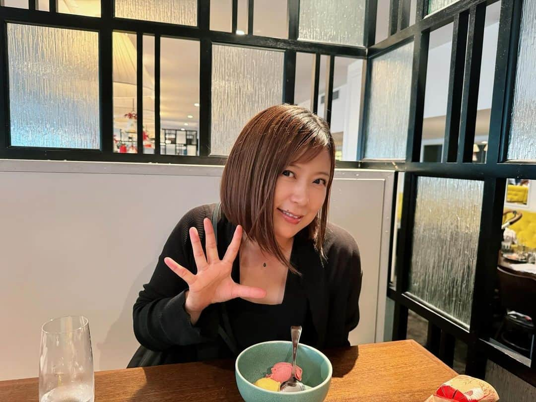 絢香のインスタグラム：「娘たちと🍨 「ママ、アイスクリームと写真撮ってあげる！」と長女📷 最近何かと写真撮ってくれる😂  娘目線の写真って、なんか嬉しい😊  最近は「エリエールPet キミおもい」 のテーマソング制作してるよ🎧 全国のワンちゃんネコちゃんのオーナーさんから届いたメッセージも受け取ってます！ありがとう😊 我が家のアオ、ラキ🐶🐶を膝に抱っこしながら制作🎹  待っててね〜🐶😺  #キミおもい @elleairpet_kimiomoi_official」