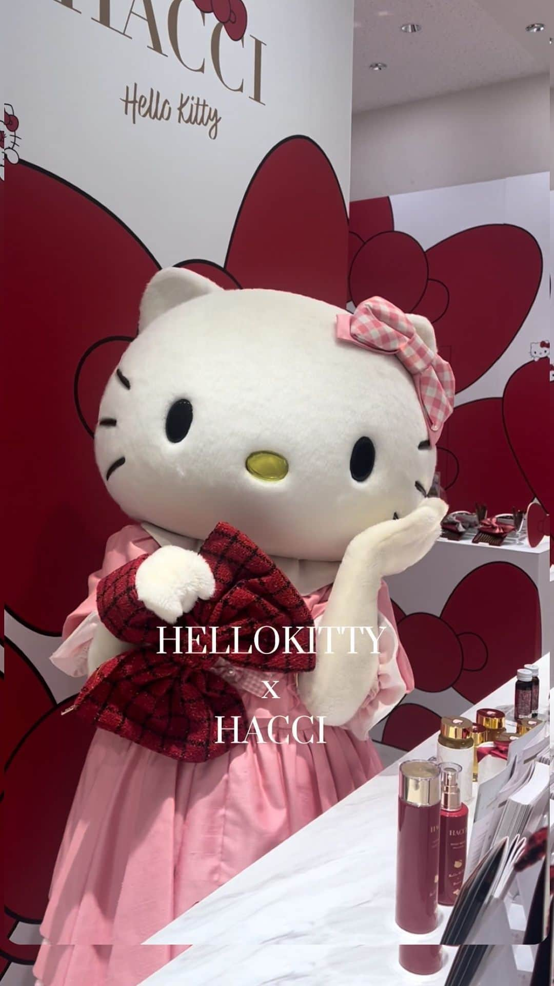 HACCI officialのインスタグラム：「#HELLOKITTYxHACCI 🍯♥️  12/6(水)-12/12(火) 📍伊勢丹新宿店 本館1階 化粧品/プロモーション  オープンに駆けつけてくれたとってもキュートなキティちゃん♥️  皆さまもぜひ、キティちゃんと同じPHOTO SPOTで撮影してくださいね📸❤︎  #HACCI#ハッチ#ハローキティ#はちみつコスメ#はちみつスキンケア#キティちゃん」