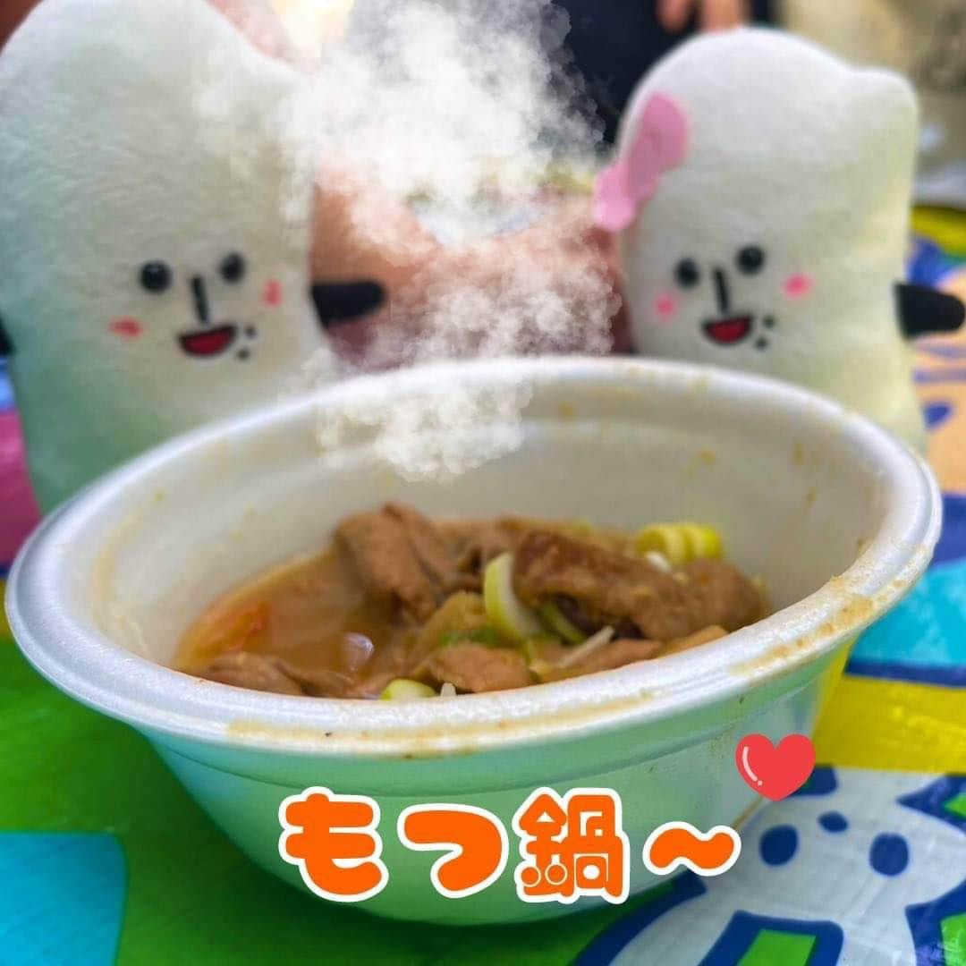 コメ助のインスタグラム：「.  今日も寒いコメ〜🥹❄️  そんな時はホットな食べ物に尽きるヨネ😌🍲 僕はコメ子ともつ鍋を食べたコメ❣️  身体の温まるオススメご飯、 ぜひみな産からも教えてもらえたら嬉し稲〜☺️♬  #冬 #もつ鍋 #鍋 #料理 #おすすめご飯 #季節 #防寒対策 #ピクニック #コメ助 #ゆるキャラ」