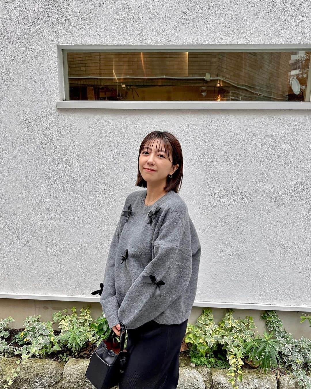 水田あゆみのインスタグラム：「僕のことを好きじゃない誰かのことで くよくよする時間はないんだ  僕は、僕を大好きでいてくれる人を 大好きでいるのに忙しすぎるから  というスヌーピーの言葉が大好き。  皆んなから好かれなくていいし、 自分のことを嫌う人に好かれる努力もしなくていい。  どれだけ相手に合わせようが、嫌われないように行動しようが、結局のところ相手はあなたを見たいようにしか見ないので、  自分の好きなように生きるといい。 だってまず第一に一人の人間なんだから、自分の人生なんだから☺️  人の心は移ろいゆくもの、 一喜一憂することなく、"人間関係にも四季がある"くらいに思うといいかな☺️  私は応援してくださる沢山の方々を、しっかり大切にしていかなきゃです✨  それだけでほんと忙しいから☺️ . . .」