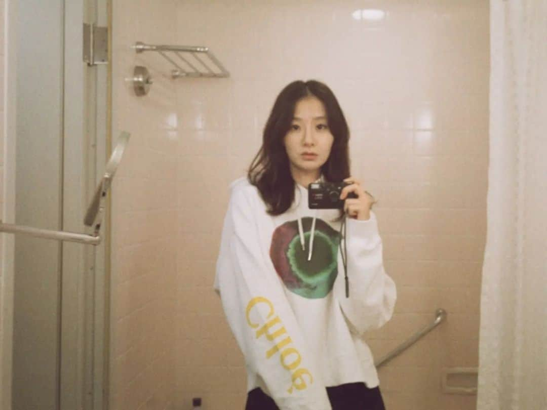 玄里のインスタグラム：「💛@chloe  This hoodie made my hotel living much better 🫠  #chloe #gifted #filmcamera」